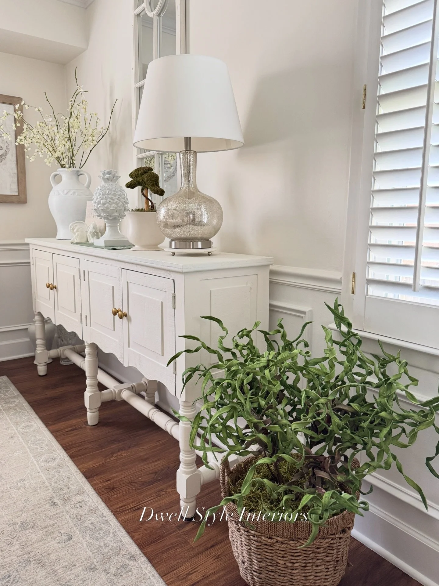 Happy Saturday, everyone! 🌿 

Spring is a time for renewal and growth. Sometimes this means that you purge and clean out things in your home.

Here are some suggestions from Dwell Style Interiors:
&bull; Keep only a few seasonal items to display
&bu