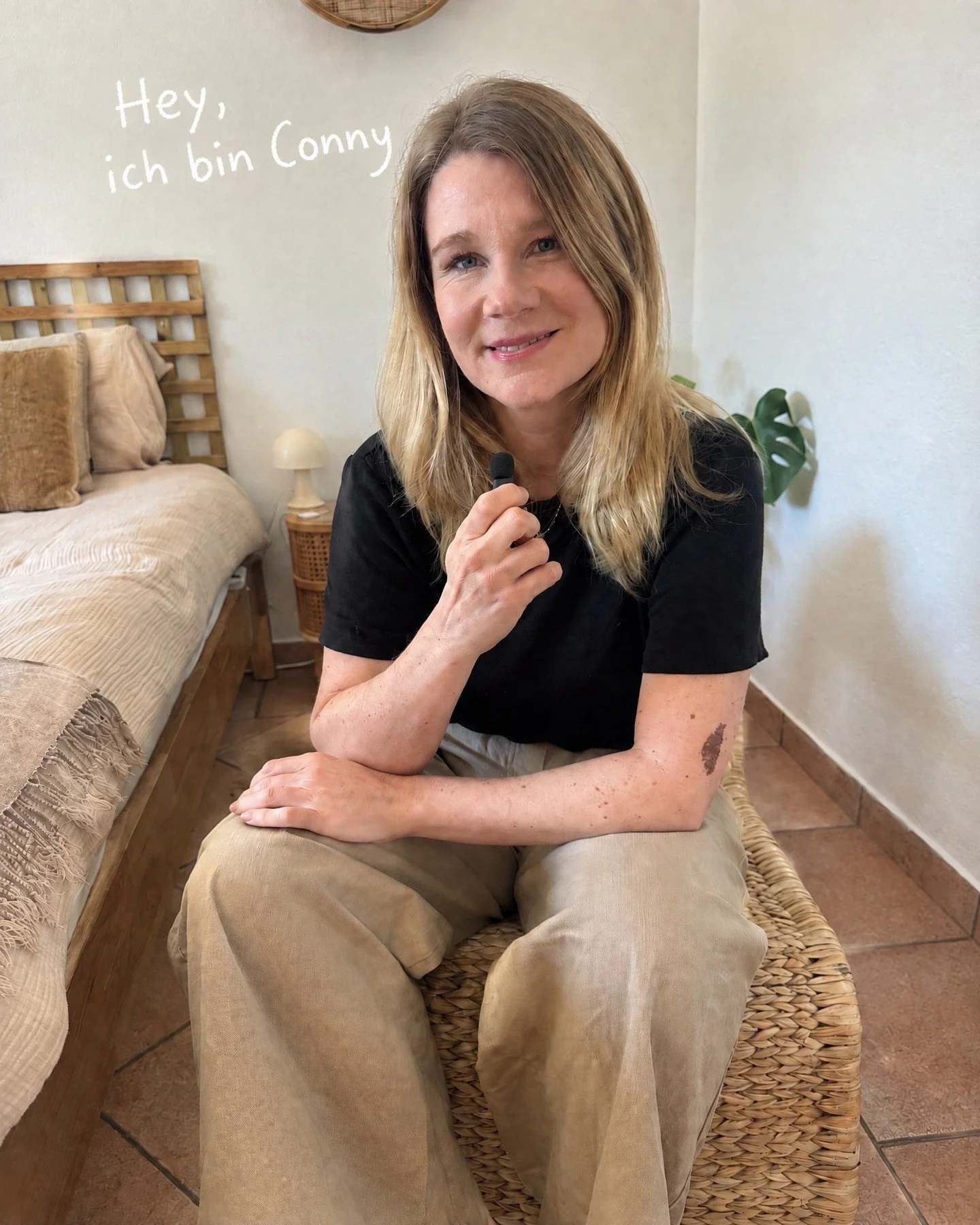 Wenn du neu hier bist: Hi, ich bin Conny. 👋

Ich habe fr&uuml;h gelernt, mich nicht kleiner zu machen, nur weil jemand mich untersch&auml;tzt. Vielleicht auch, weil ich blond bin. Und weil mein BWL-Lehrer im Wirtschaftsabi ziemlich oft an mir gezwei