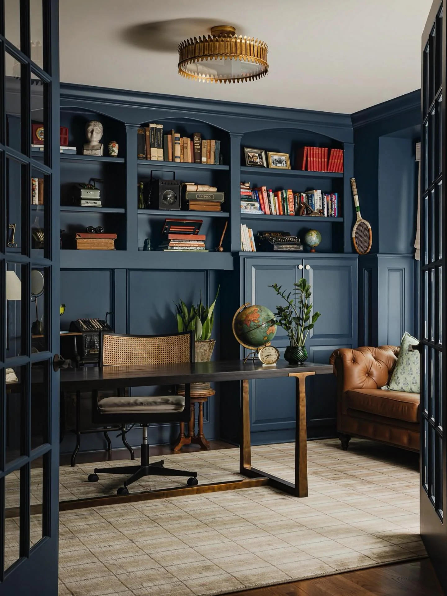 Moody and sophisticated home office goals. Designed by Kohnen Interior Design ✨