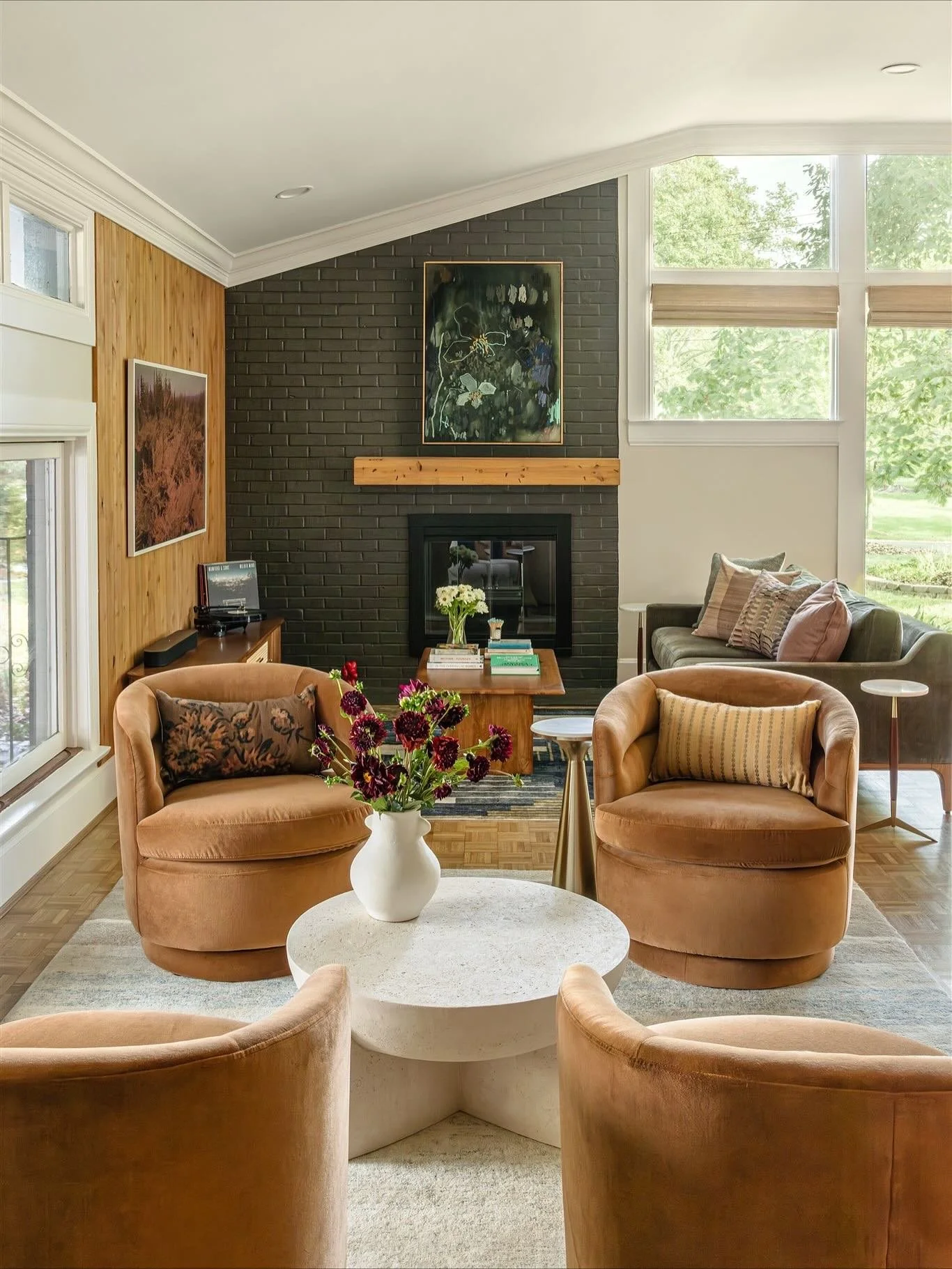 A peek into one of the projects I photographed for @jackiebarnesdesign this fall! 

A beautiful flowing space where Midcentury Modern meets Swedish design. I love the way that light dances across the rooms through the many windows, yet there&rsquo;s 