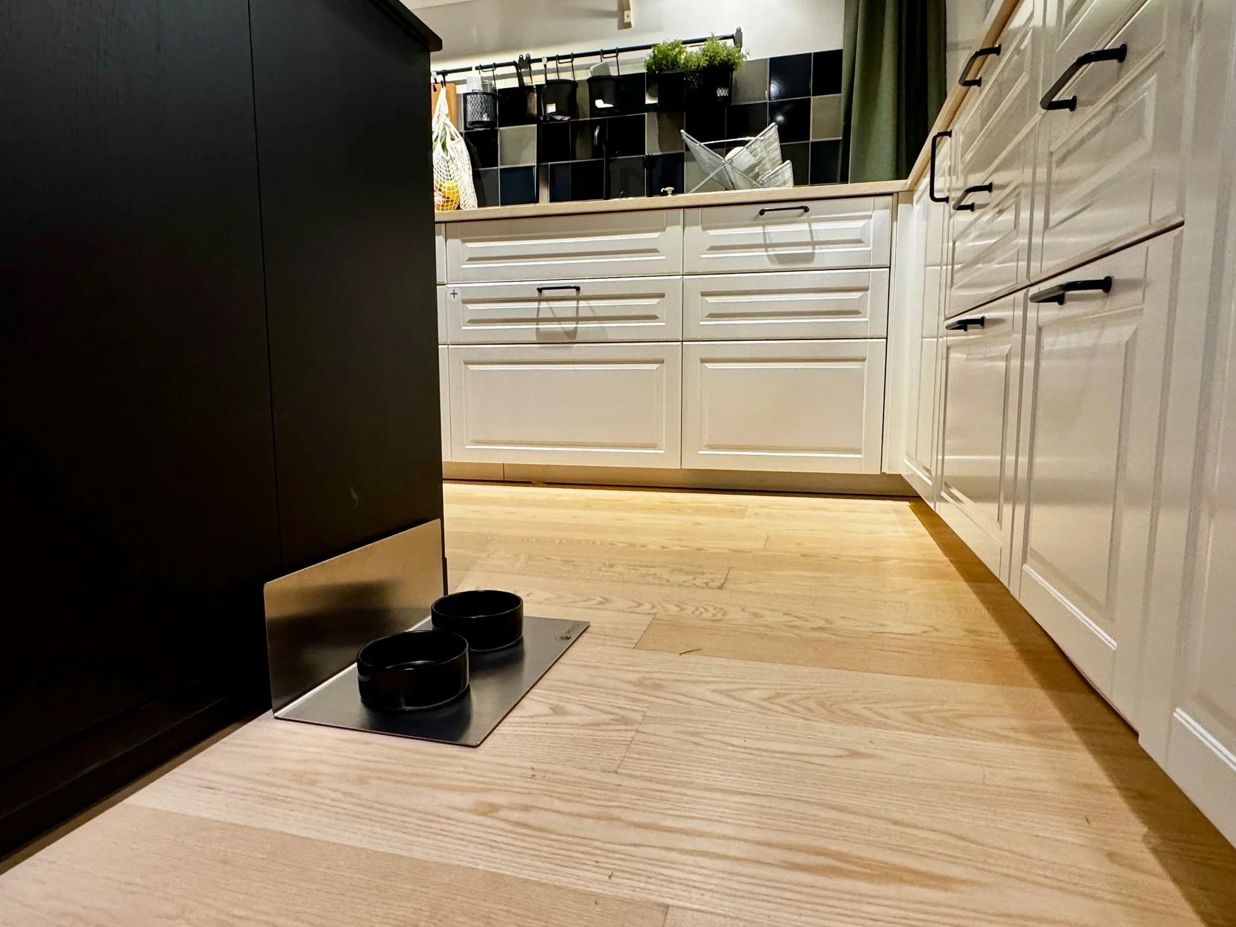 DineShield Edelstahl-Napfunterlage in moderner Küche auf Holzboden – Futterplatzmatte ohne Näpfe