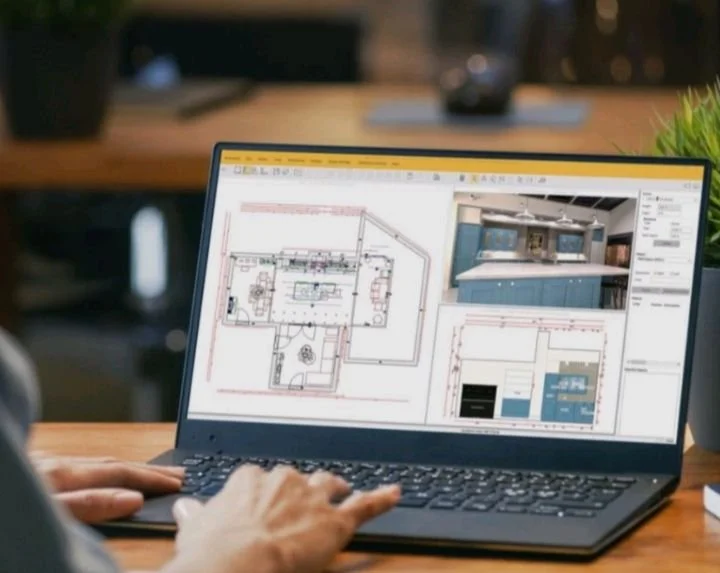 Un ordinateur portable affichant un plan architectural et un aperçu d'une cuisine moderne.