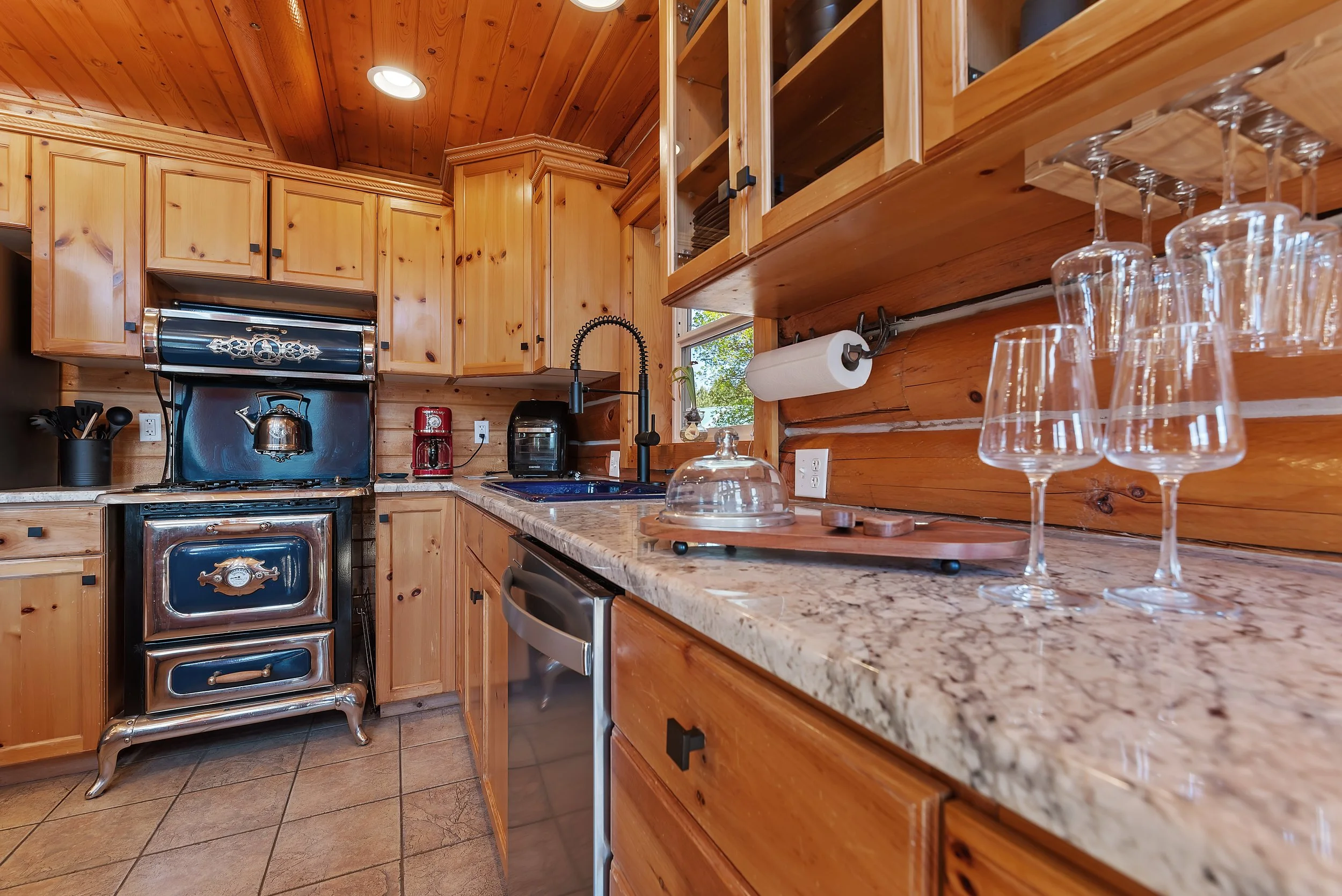 10-15 Village Ln_005.jpg