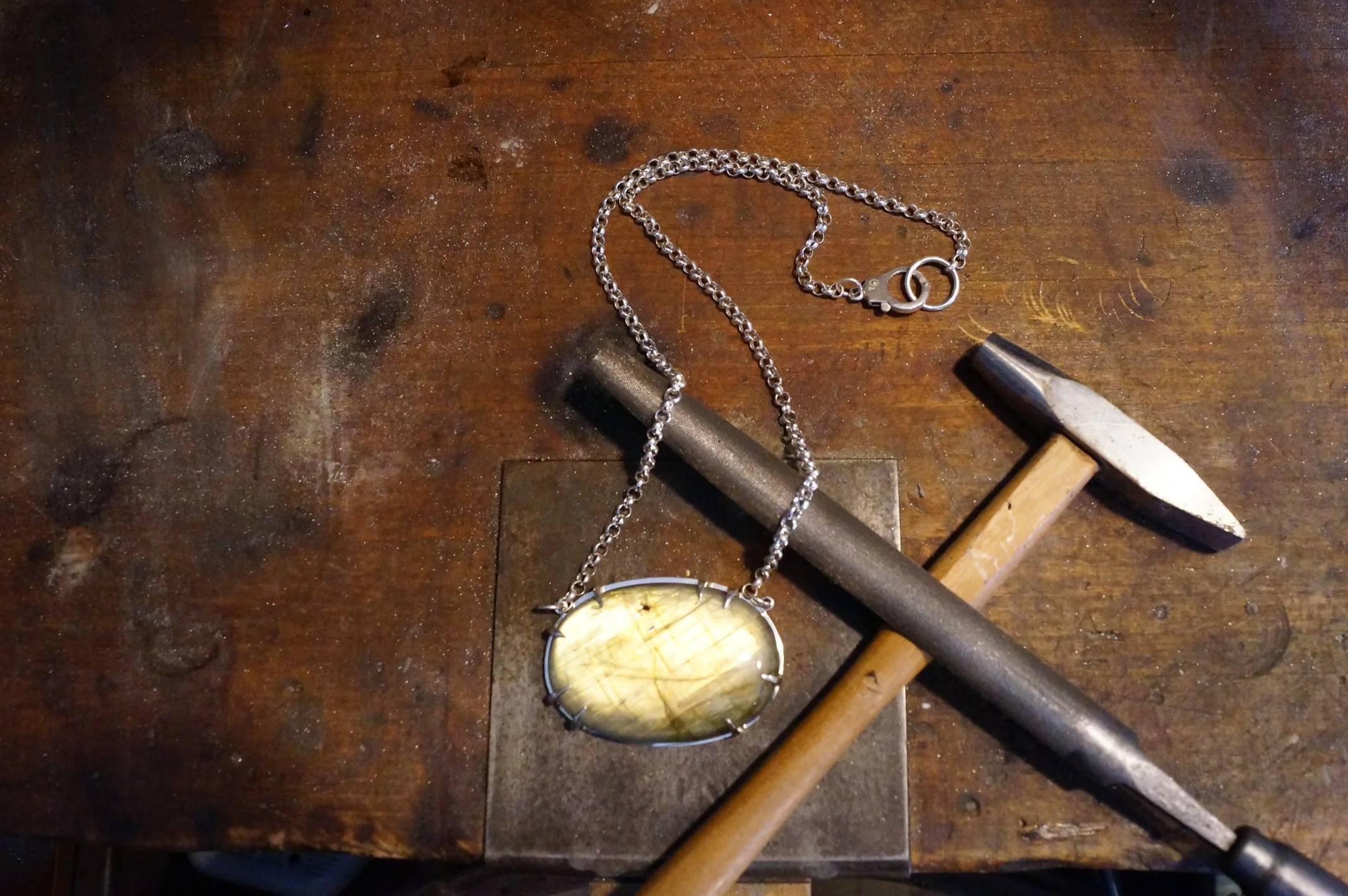 large+labradorite+claw+setting+with+handcuff+clasp3.png