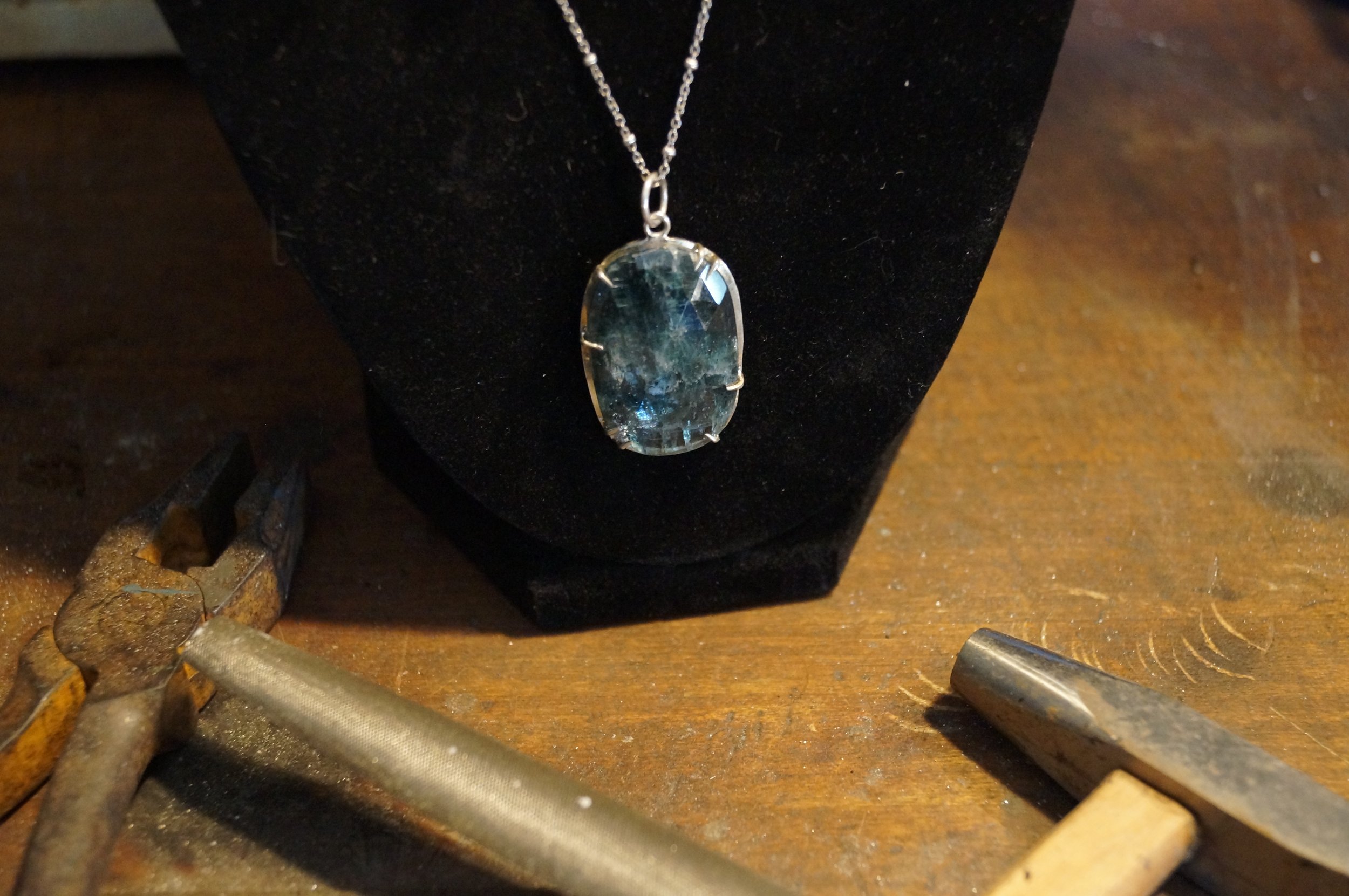 blue kyanite claw setting pendant5.JPG