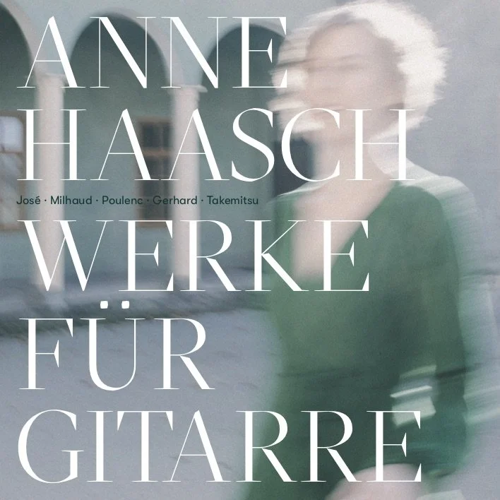 Buchcover mit dem Titel "Anne Haasch Werke für Gitarre" und eine verschwommene weibliche Person im Hintergrund.