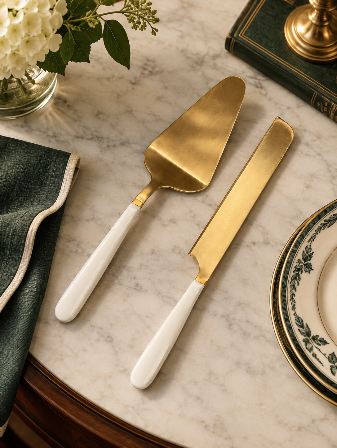cake serving set on table.png
