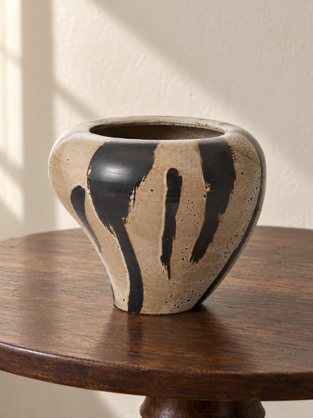 Atwood vase black.png