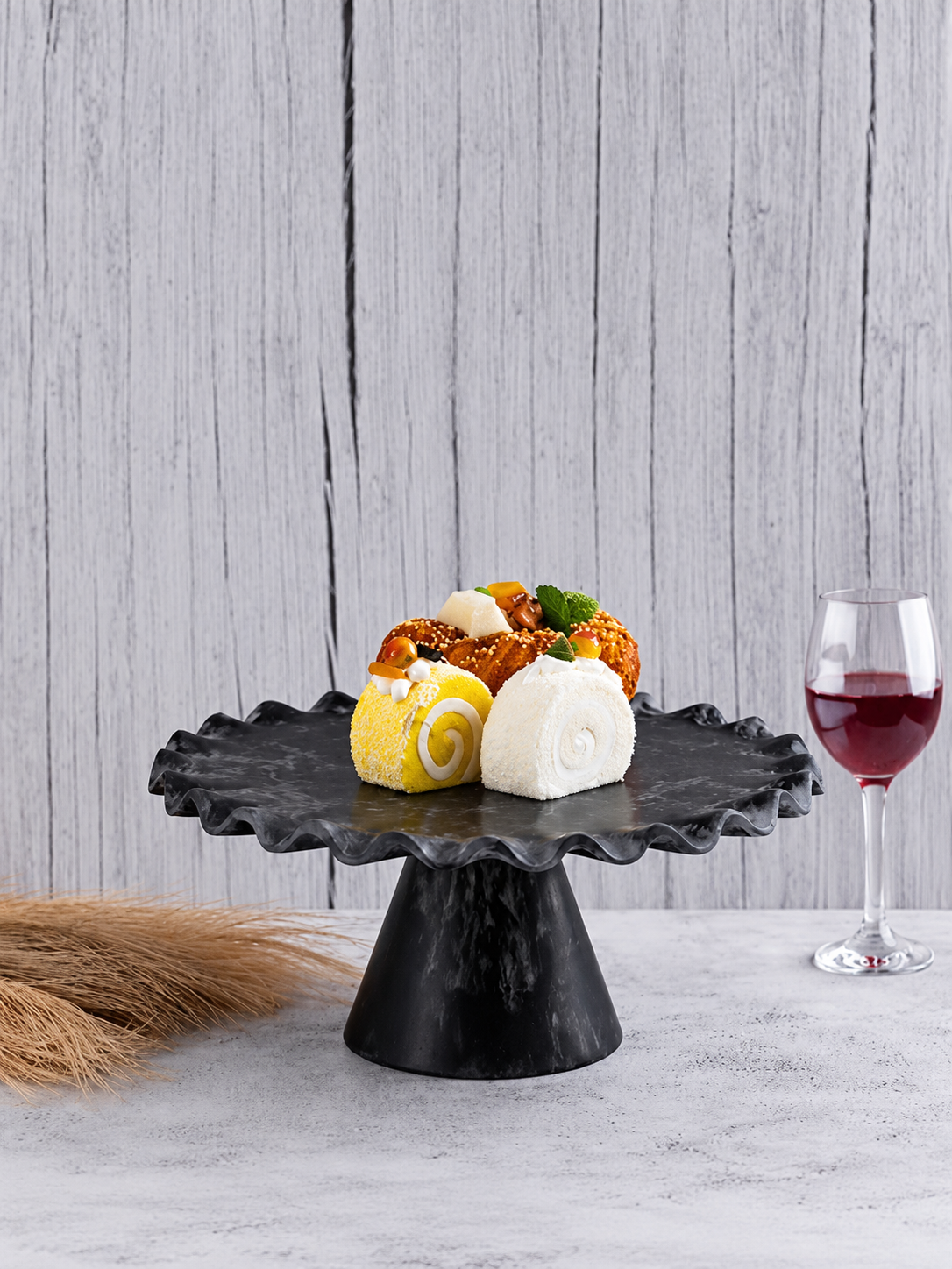 Black Scalloped Resin Cake Stand