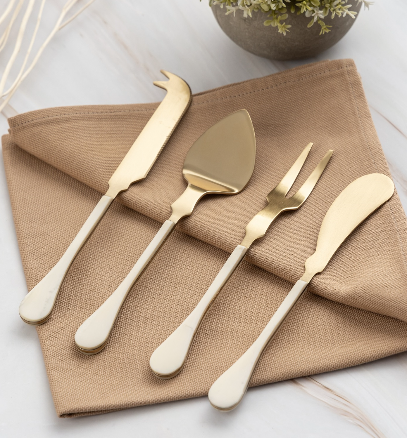 Gold cheese serving set.png