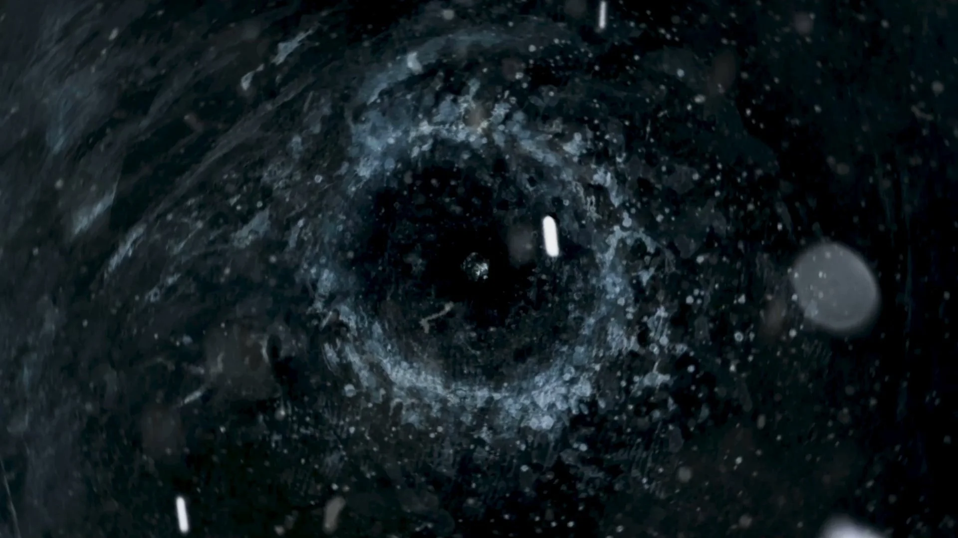 Ein dunkler Wurmloch-ähnlicher Durchgang im All mit Sternen und Staubstaub, der durch seine spiralförmige Struktur in das Weltall blickt.