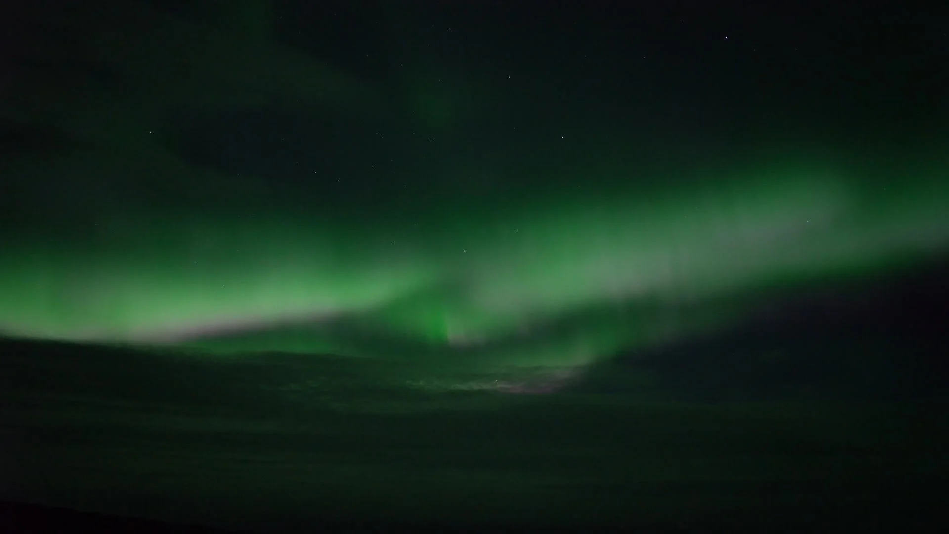 Nördliches Himmelsphänomen mit grünen Polarlichtern und Sternen in der Nacht.