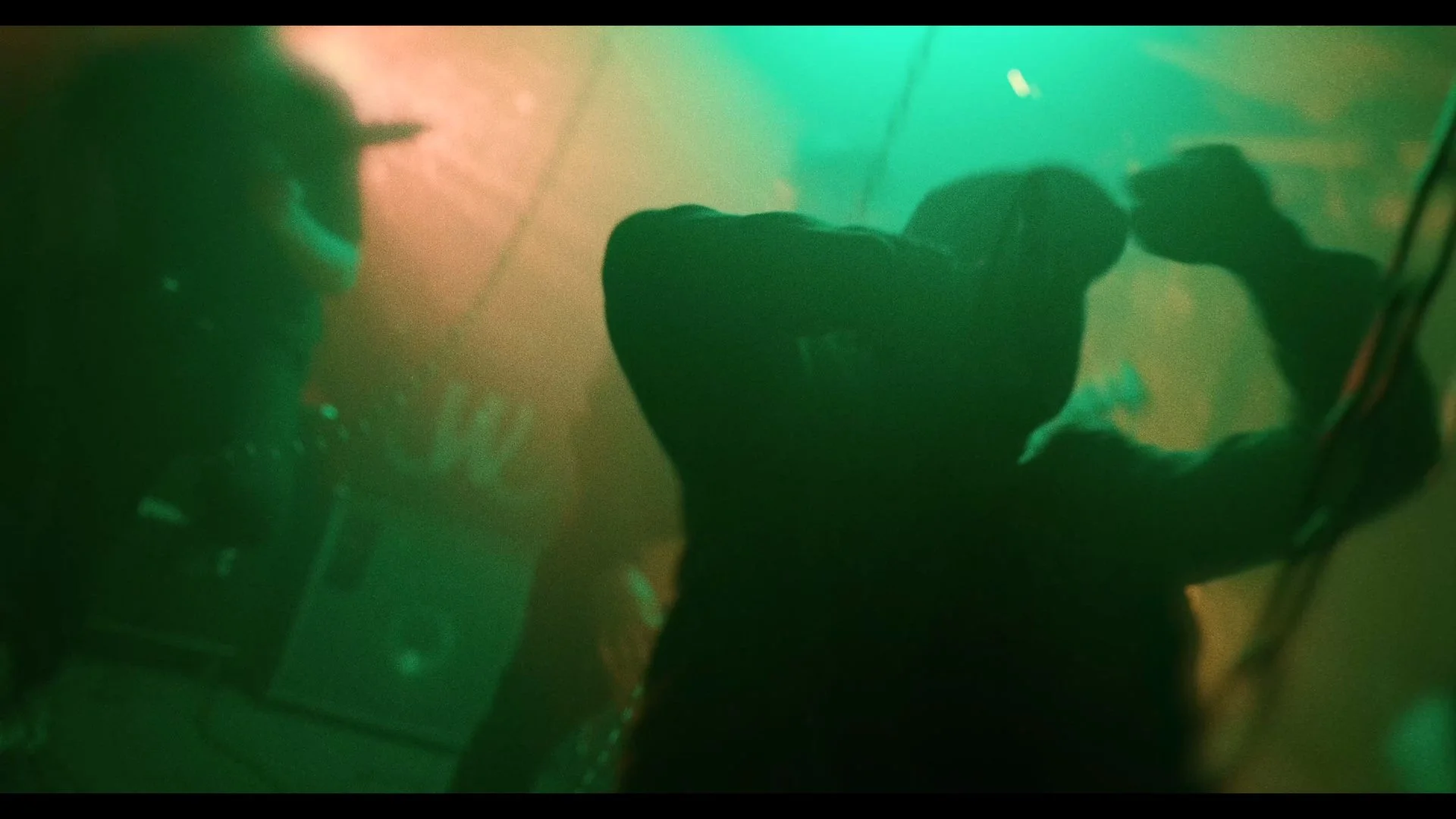 Schatten einer Person, die an einer Treppe hochgeht, mit grünlicher Beleuchtungstimmung.