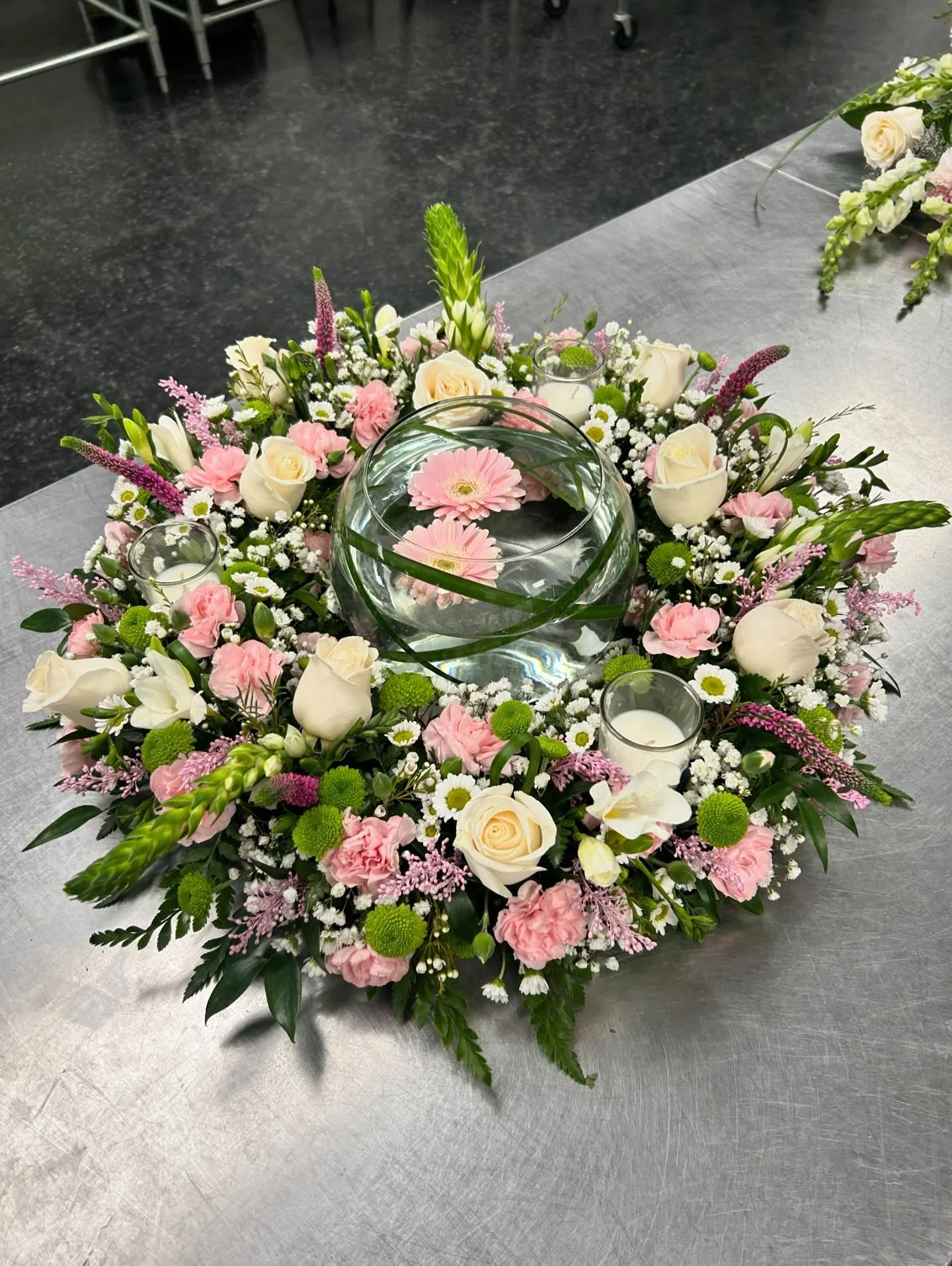 Soft tones, glowing candlelight, and delicate floating flowers 🤍
A wreath-style centrepiece created to bring warmth and romance to the table.

#centrepiece #tablescape