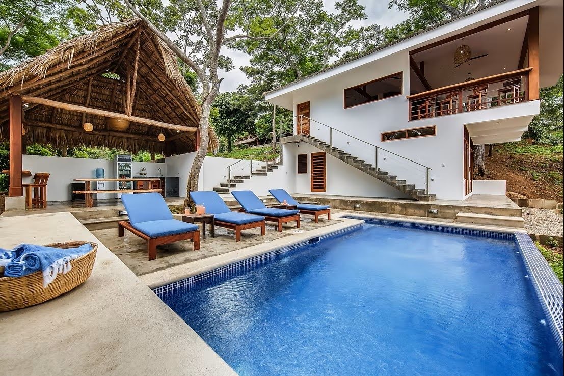 Hotel Verdad swimming pool and bar