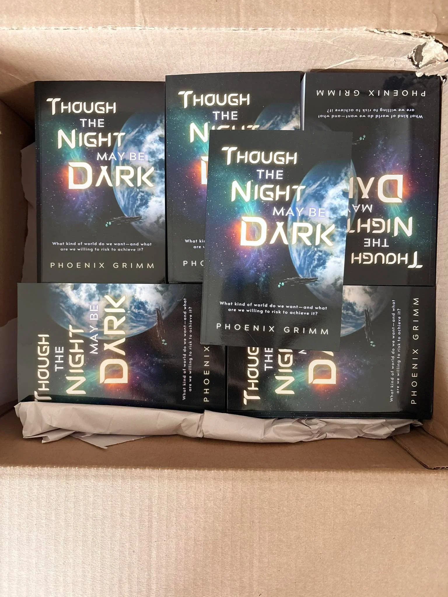 Close photo of my copies and a picture of the dedication. 💚❤️💚