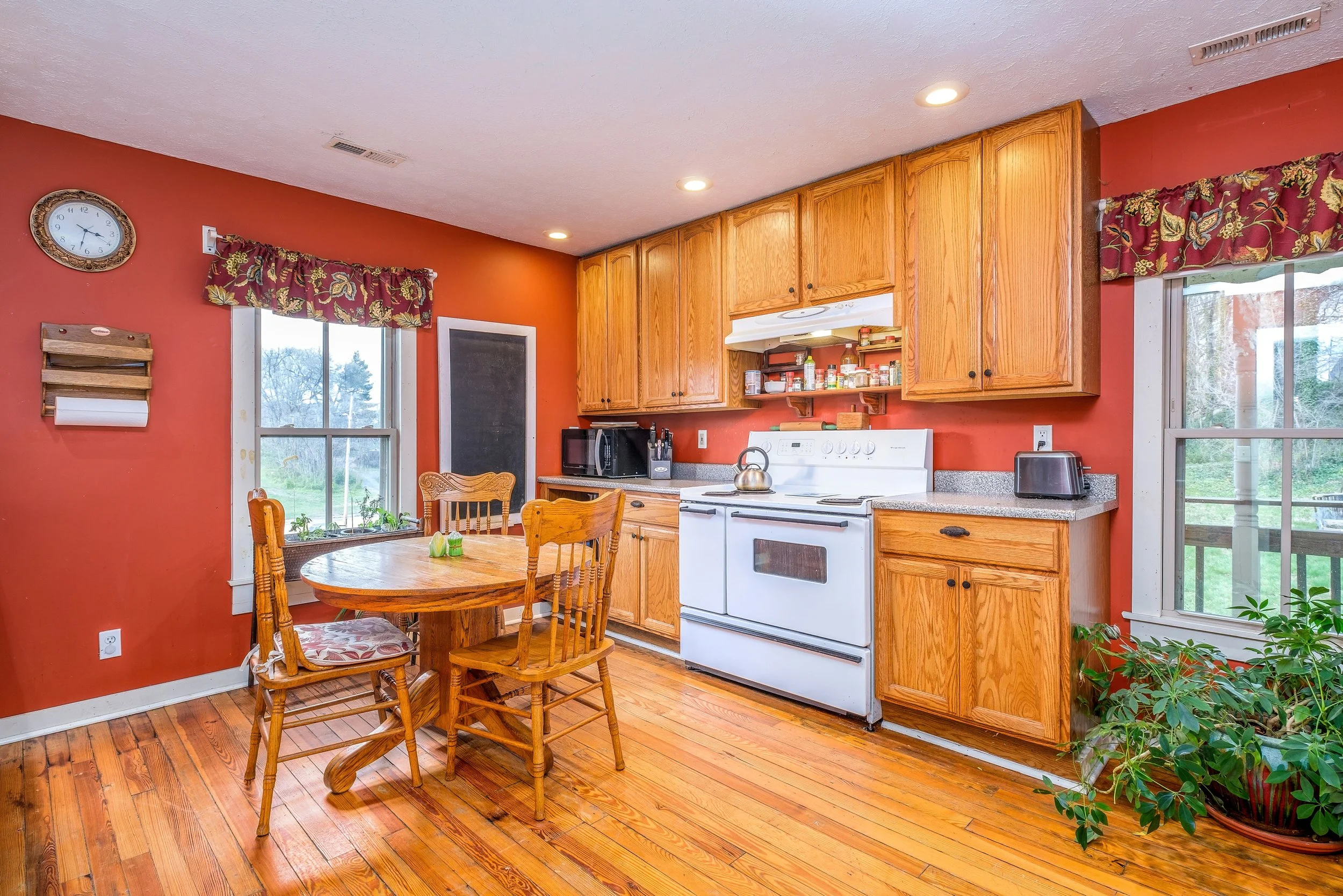 416 First St Shenandoah-High MLS-1007.jpg