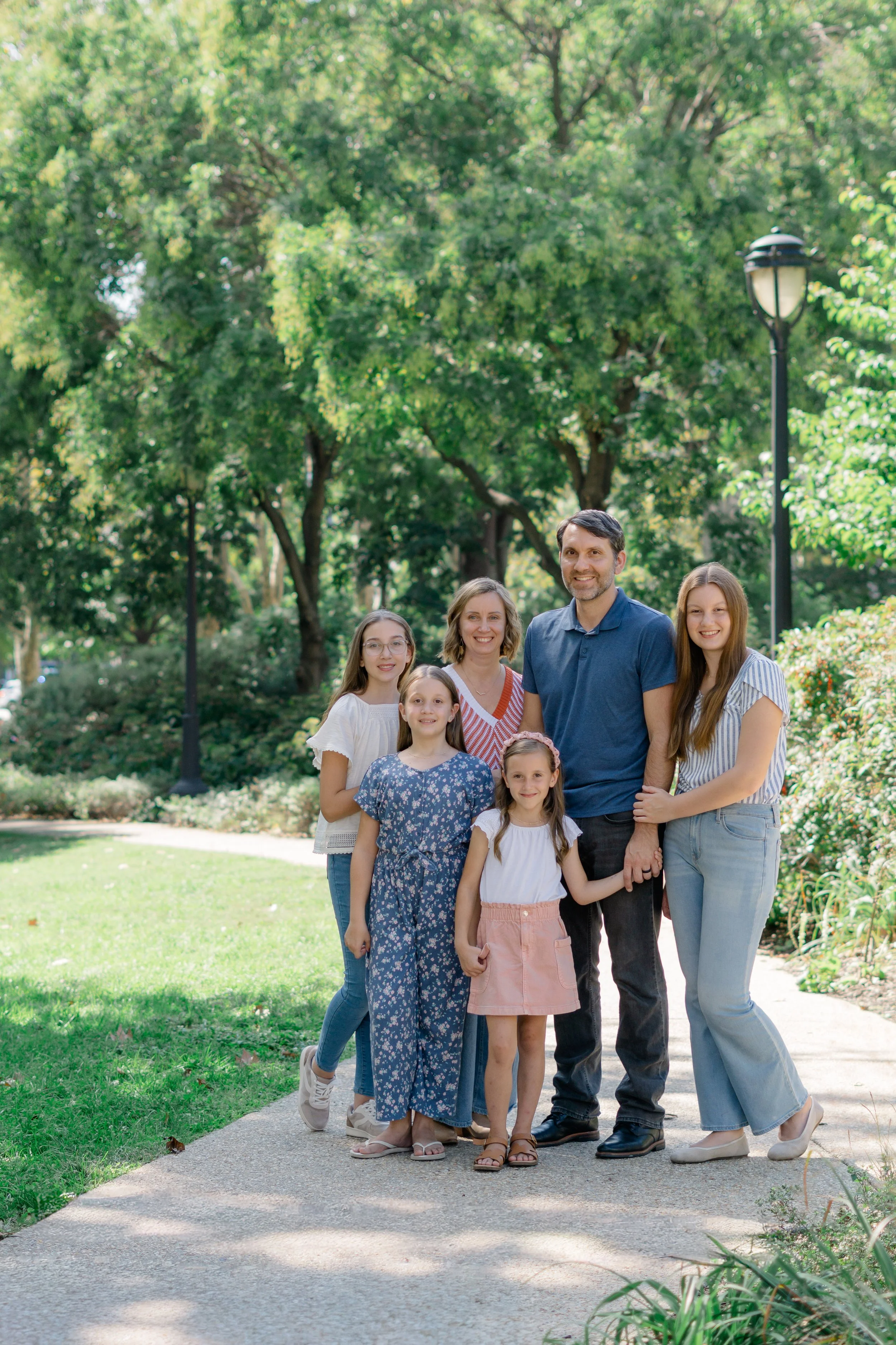 Family of six posing for their family photos at Rodin Museum in Philadelphia. 