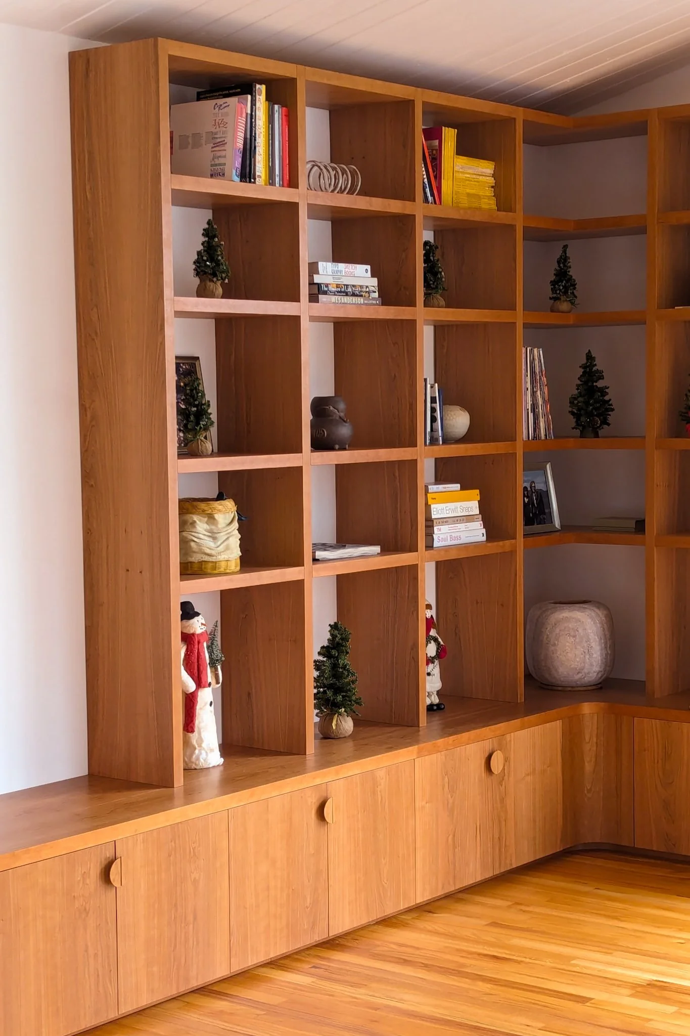 Alhambra Shelving & Banquette