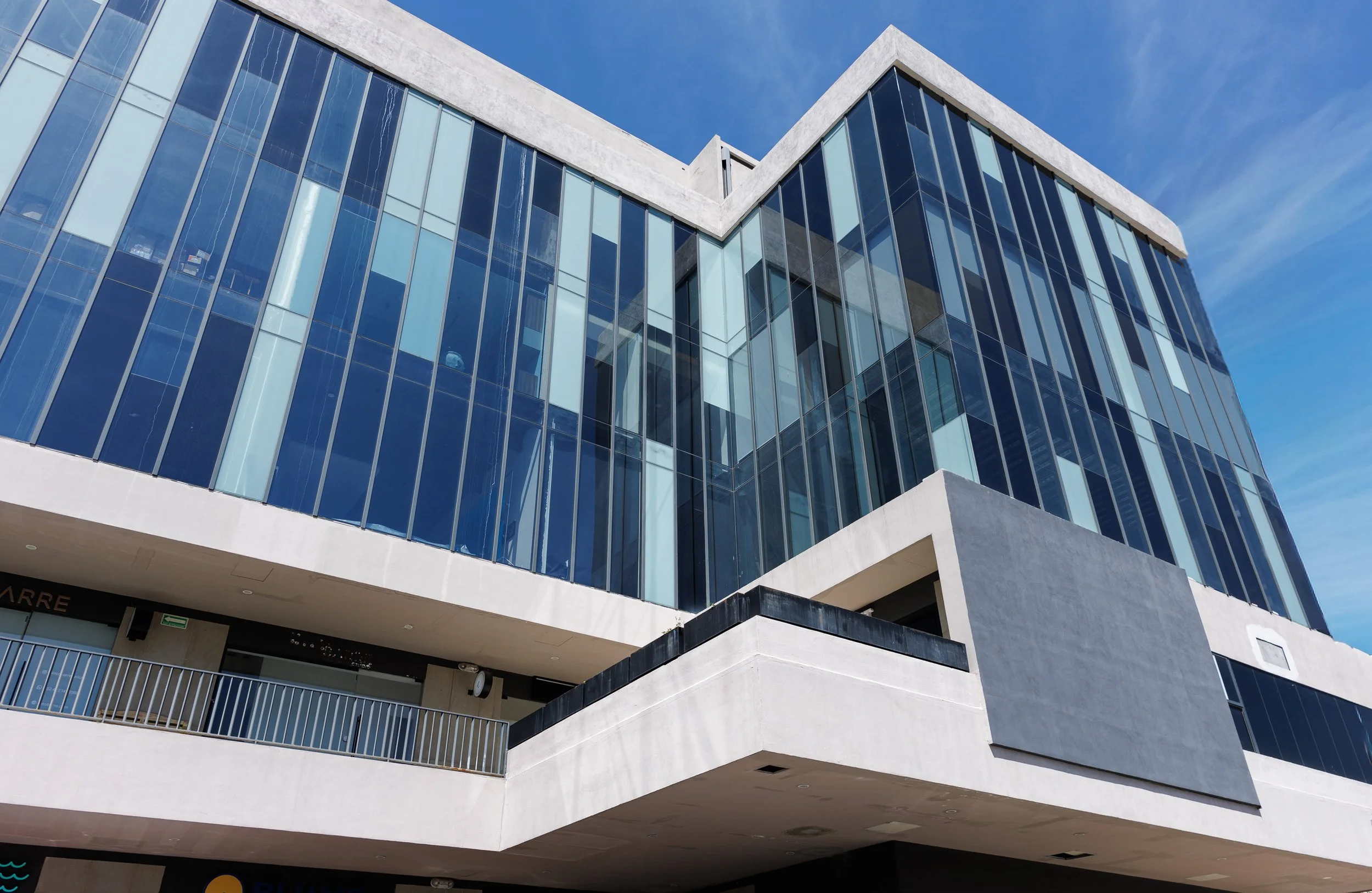 Fotografía corporativa de edificio comercial en Querétaro enfocada en imagen institucional y posicionamiento empresarial.