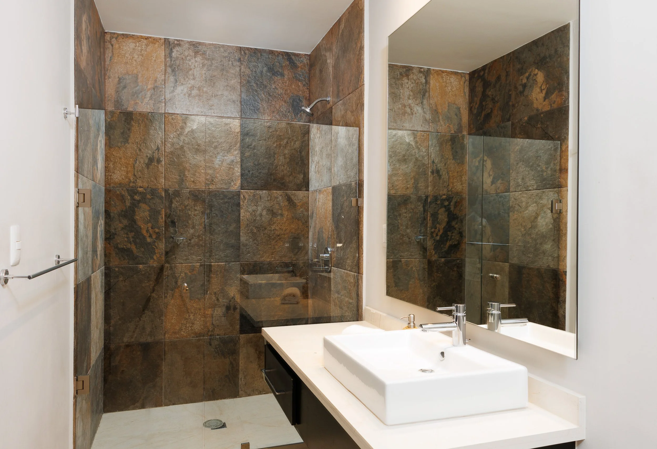 Fotografía de baño residencial contemporáneo utilizada en campañas inmobiliarias para agencias de marketing.