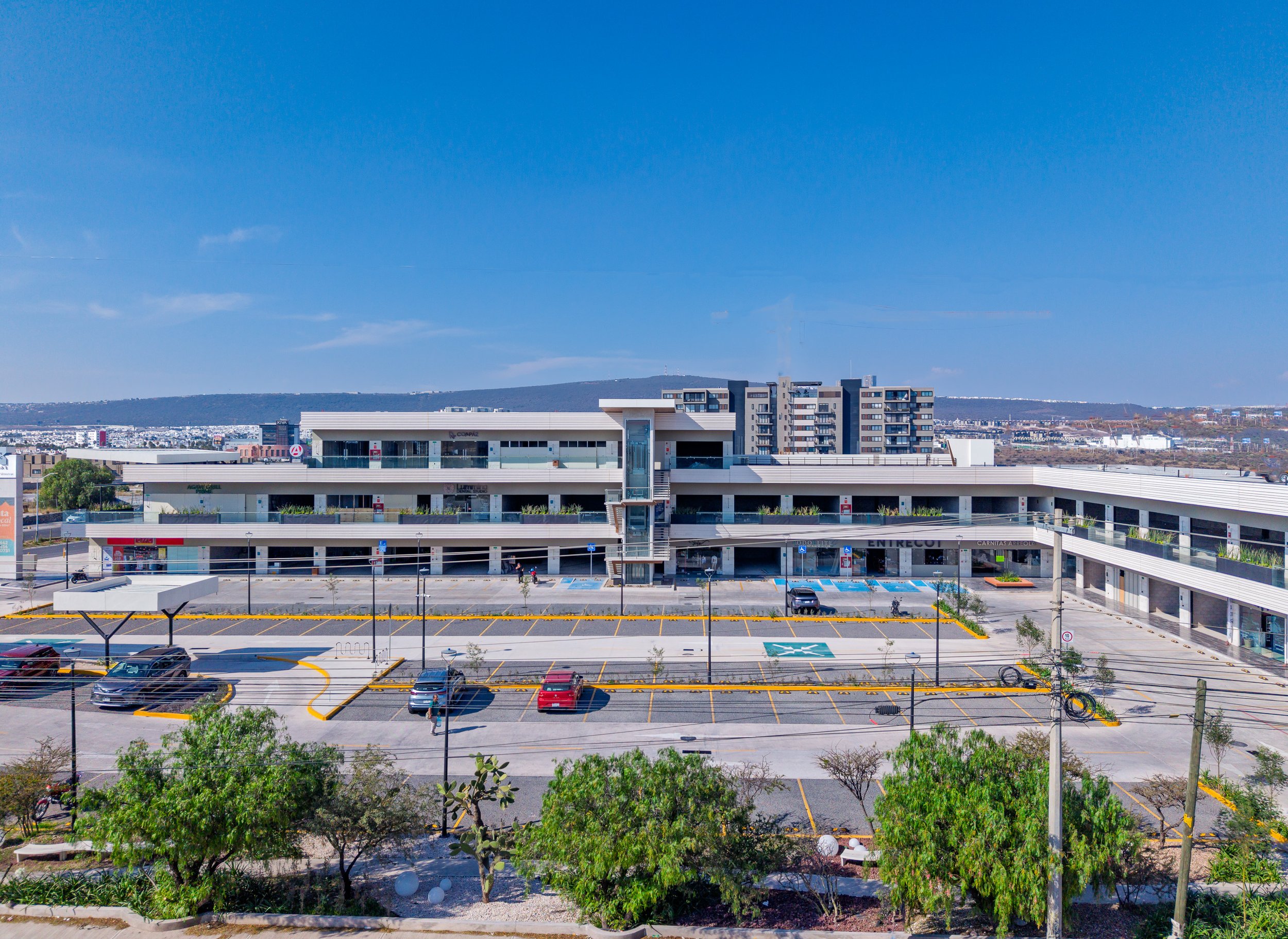 Fotografía industrial de parque comercial en Querétaro enfocada en infraestructura, escala y posicionamiento empresarial.