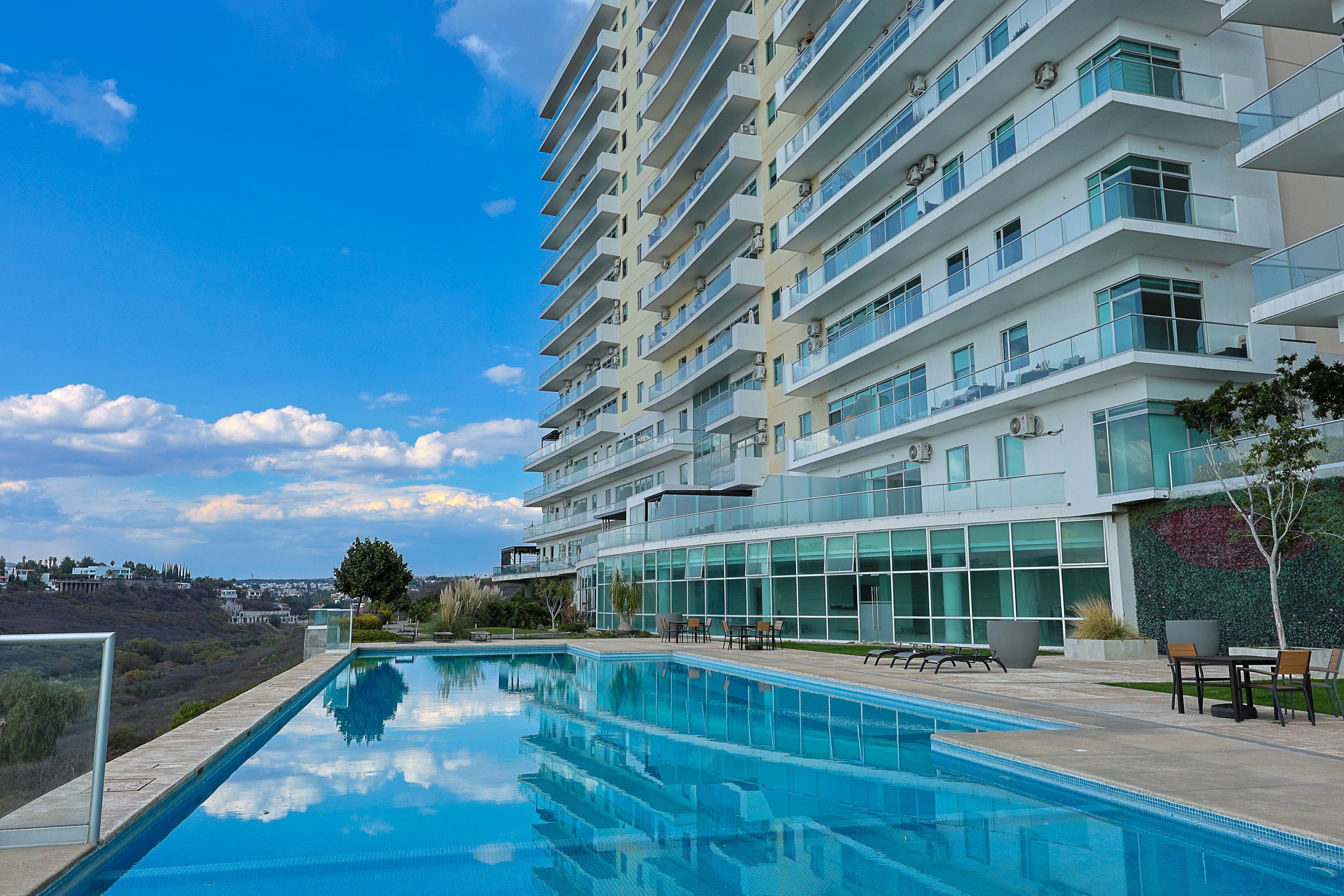 Producción audiovisual para campañas inmobiliarias, fotografía de desarrollo residencial vertical en Querétaro.