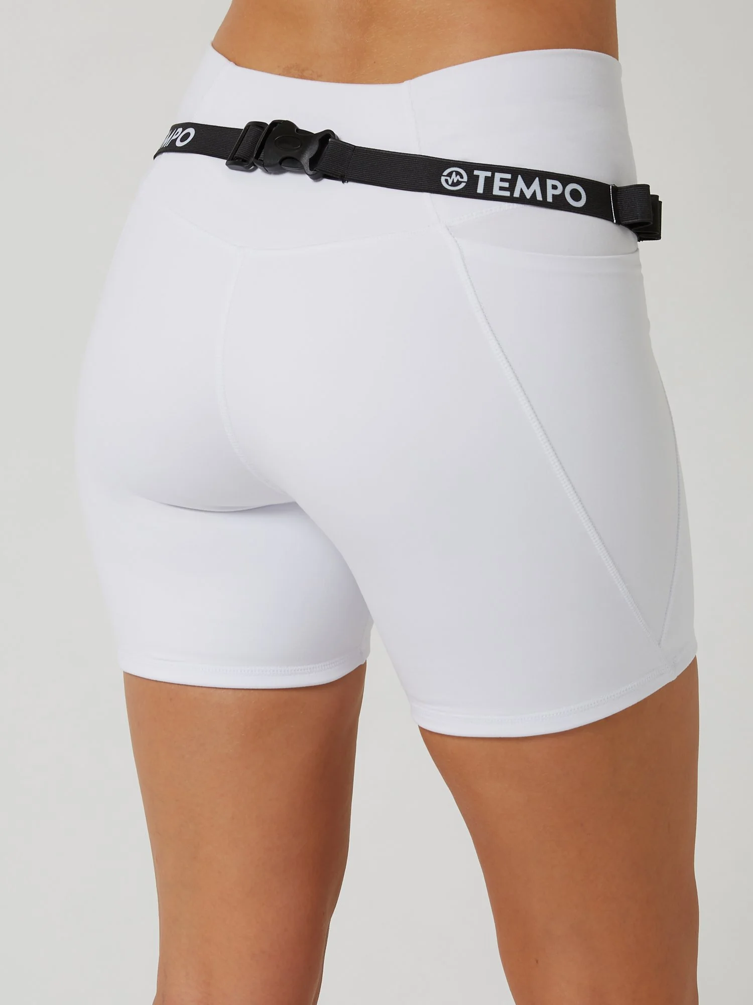 Runner wearing the PACE / ONYX black race belt with race bib and energy gels secured for race day running.