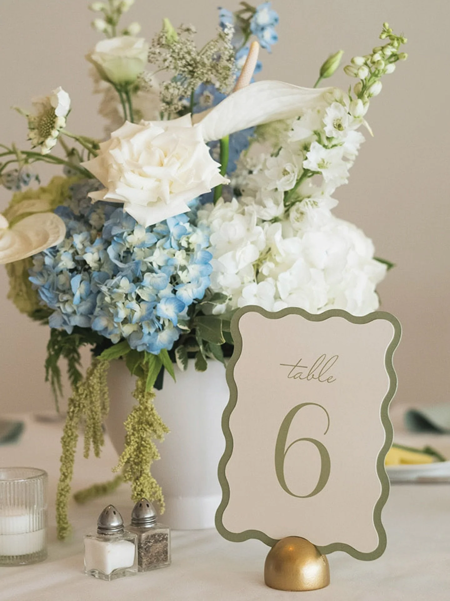 Details from K+J&rsquo;s New England celebration. Featuring day-of signage inspired by gentle waves, airy neutrals and a whole lot of lakeside love. 

Signage: @stetsonstudios 
Photography: @silverandsaltphoto 
Venue: @saphireeventgroup 

#customsign
