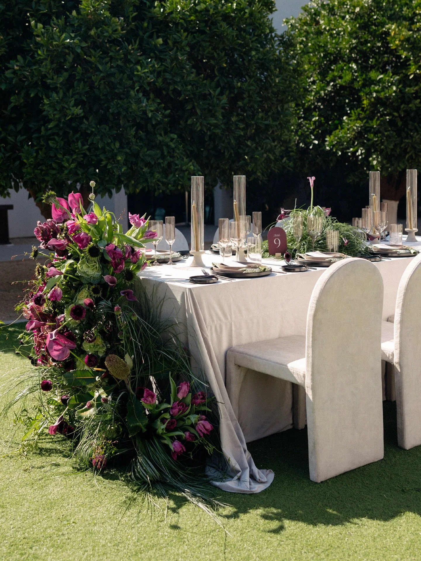 Modern, a little bold, and anything but traditional. 

And on the last slide - a reminder from @fernfloralstudio that the best designs always have an unexpected moment. In this case? Cabbage. 🥬 

Planning &amp; Design: @bashboulevard 
Florist &amp; 