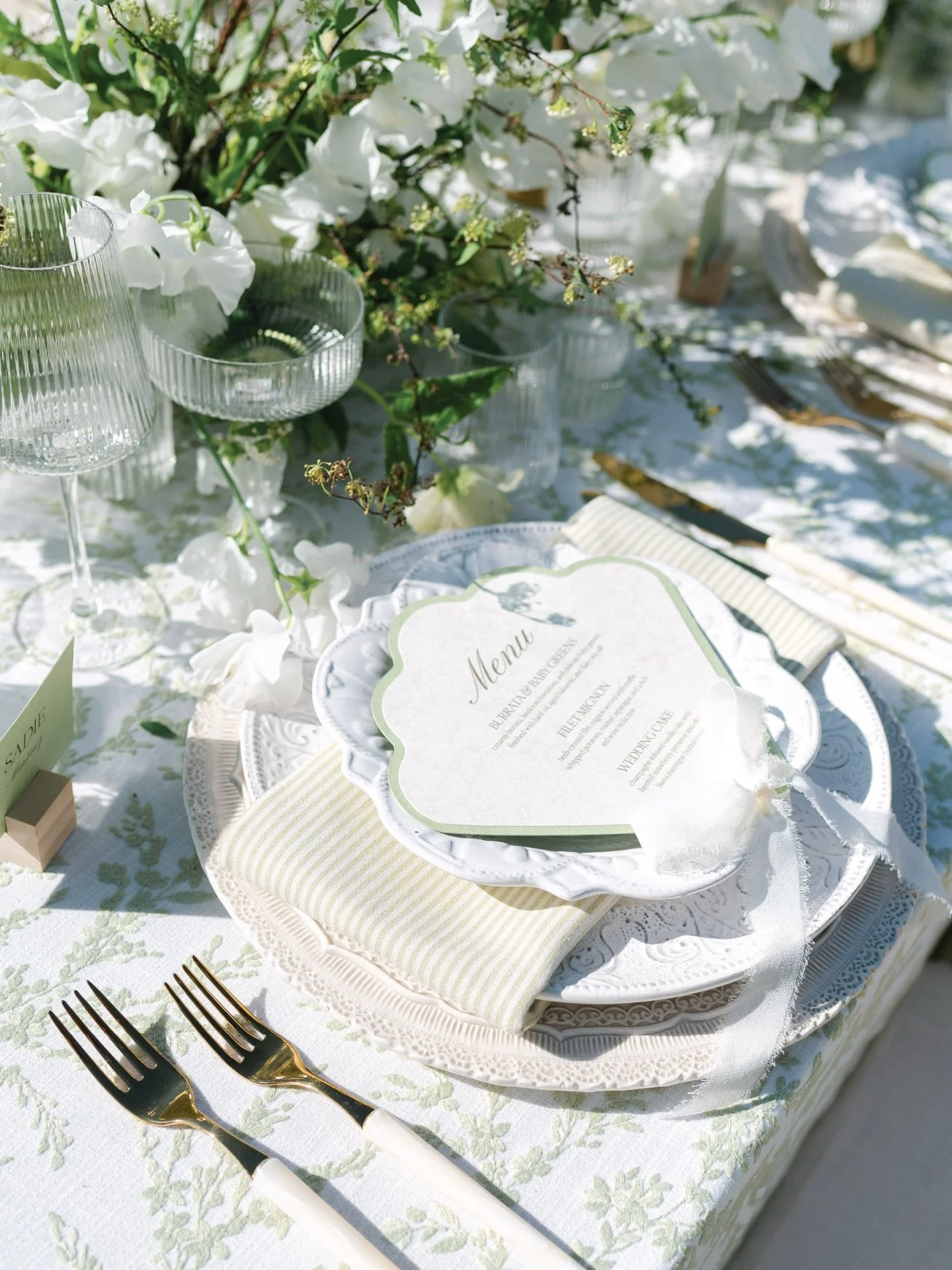 We heard green is the theme for today&rsquo;s party scene 💚

Design &amp; Florals: @floralsbykendra 
Stationery: @stetsonstudios 
Photography: @alyssaryanphotography 
Rentals: @theconfettistudio 
Linens: @bbjlatavola @deborah_bbjlt 
Venue: @andazsco