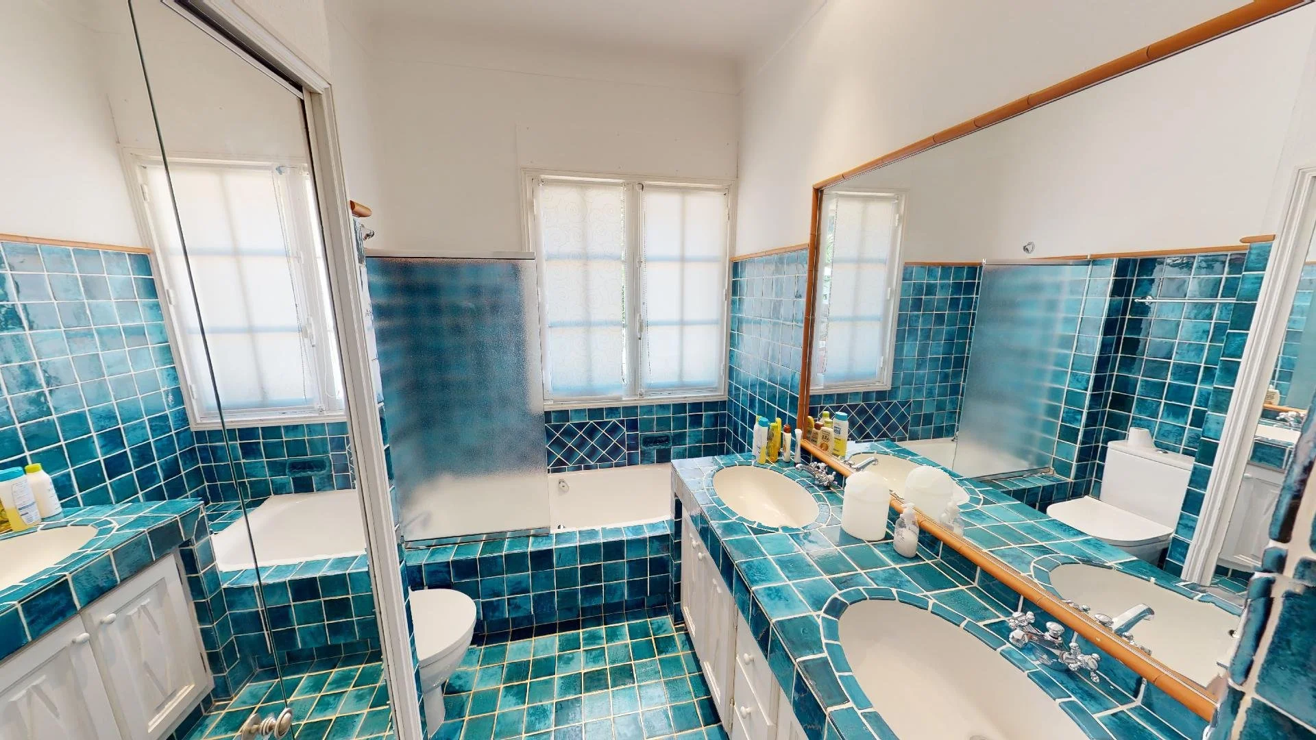 Spacious bathroom with bathtub at luxury villa in Les Parcs de Saint-Tropez.