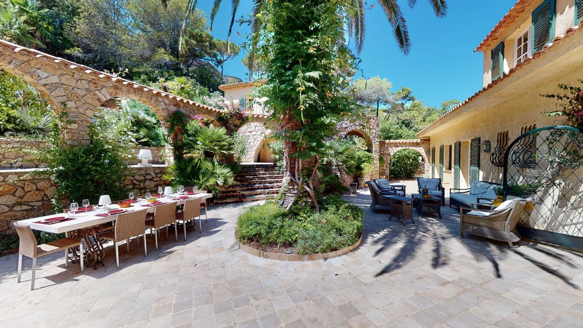 Private courtyard dining area at luxury villa in Les Parcs de Saint-Tropez.