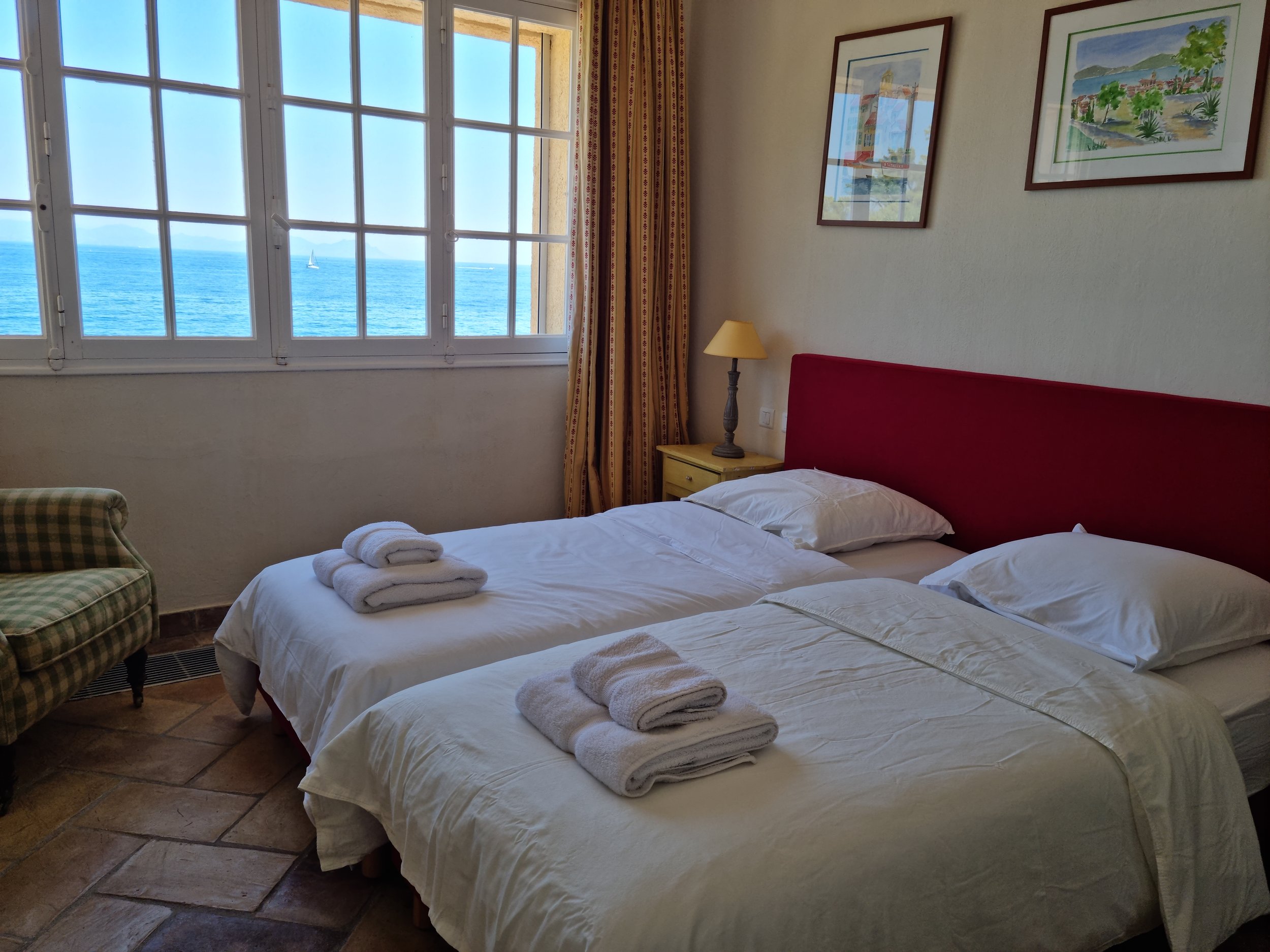 Twin bedroom with sea view at family villa in Les Parcs de Saint-Tropez.