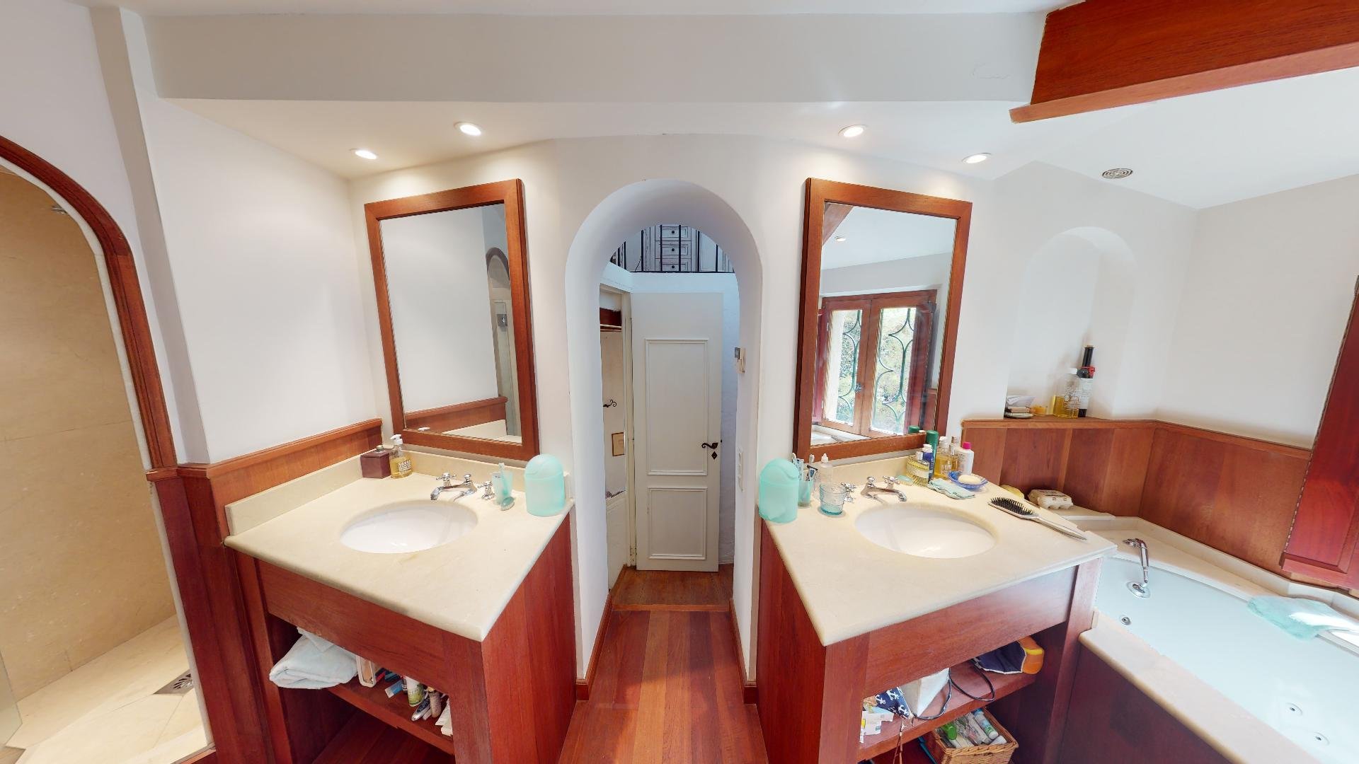 En-suite bathroom with double sinks at luxury villa in Les Parcs de Saint-Tropez.