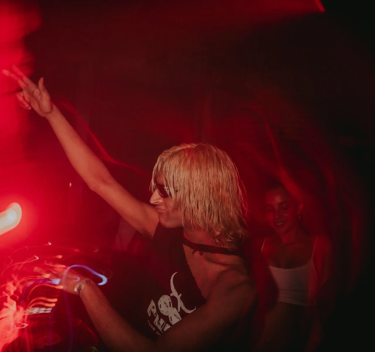 morganasteelephotographyRiposte_S_StripTease_35_VAnamorphic023 Large.jpeg