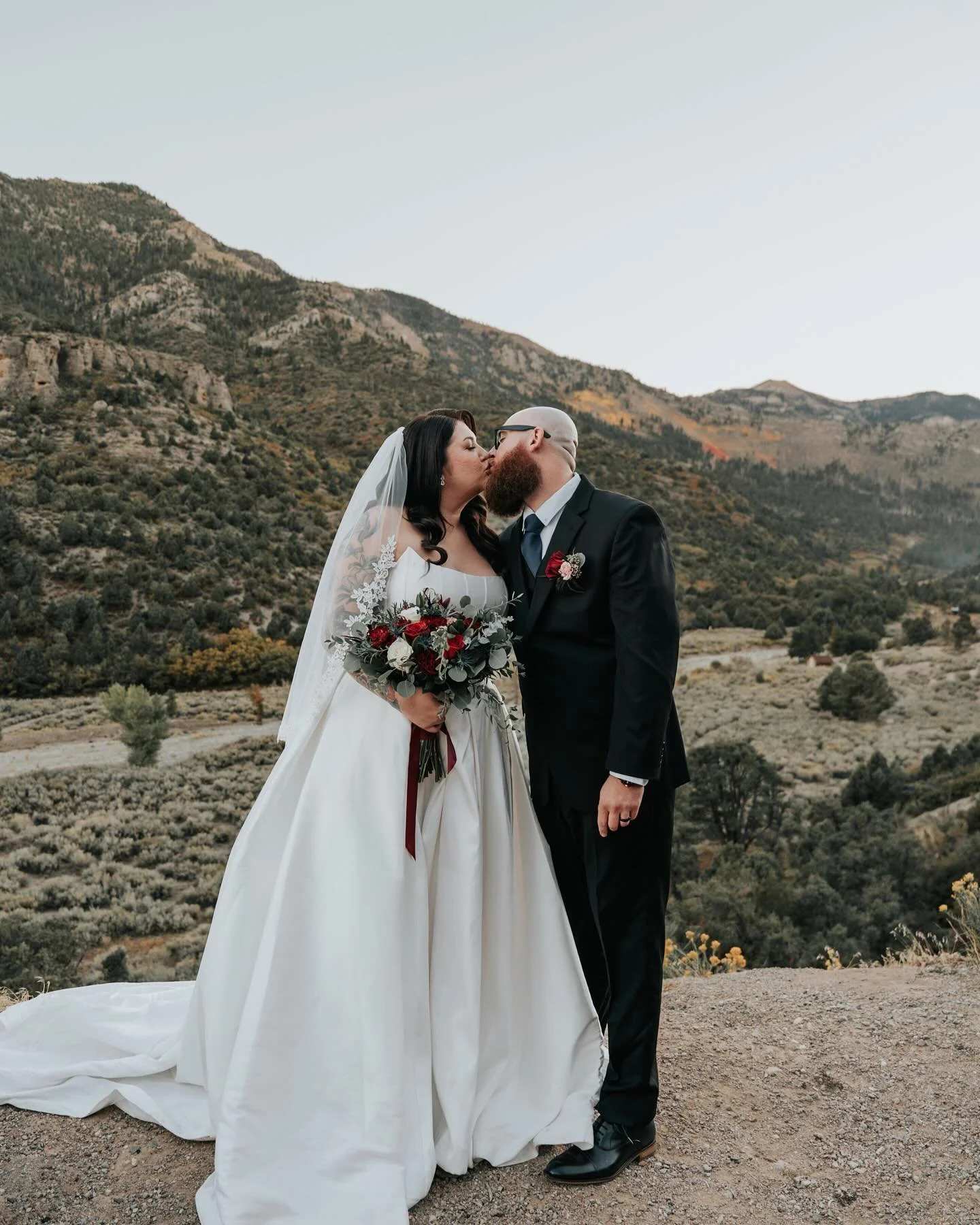 The Browns 🤍 
Such a stunning wedding in Mt. Charleston! The mountains definitely have my heart. 

Swipe to last slide to see a first look you won&rsquo;t want to miss 👀
.
.
.
.
#lasvegasphotographer #vegasphotographer #lasvegasweddingphotographer 