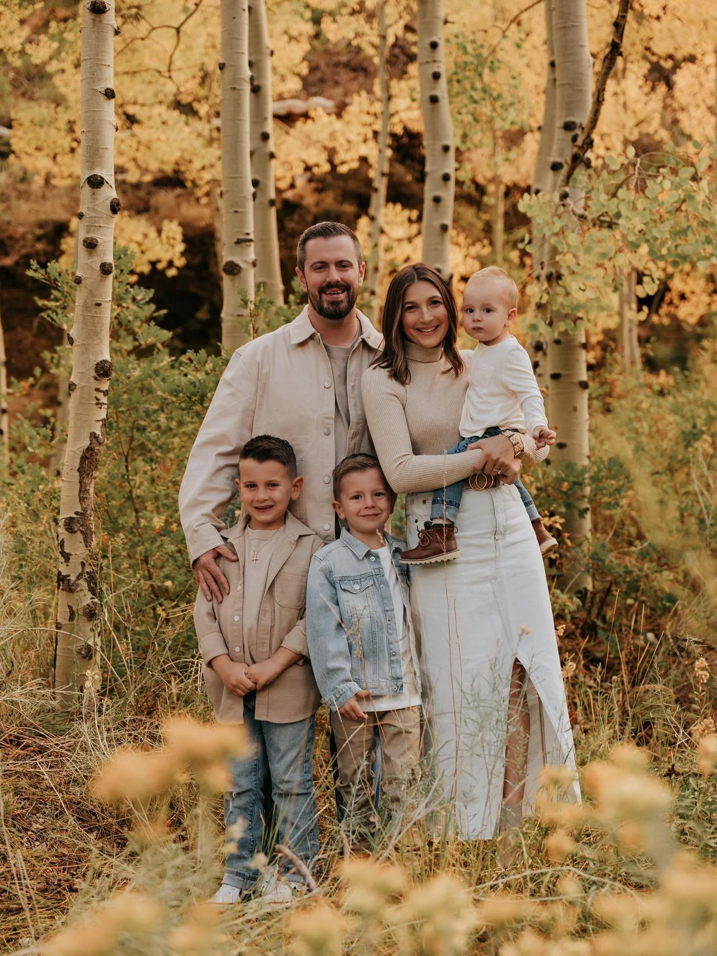 The second year in a row photographing this sweet family 🤍

God really showed off with the fall colors in Mt. Charleston &amp; His masterpiece made the perfect backdrop for their photos🍁
.
.
.
#lasvegasphotographer #vegasphotographer #lasvegasfamil