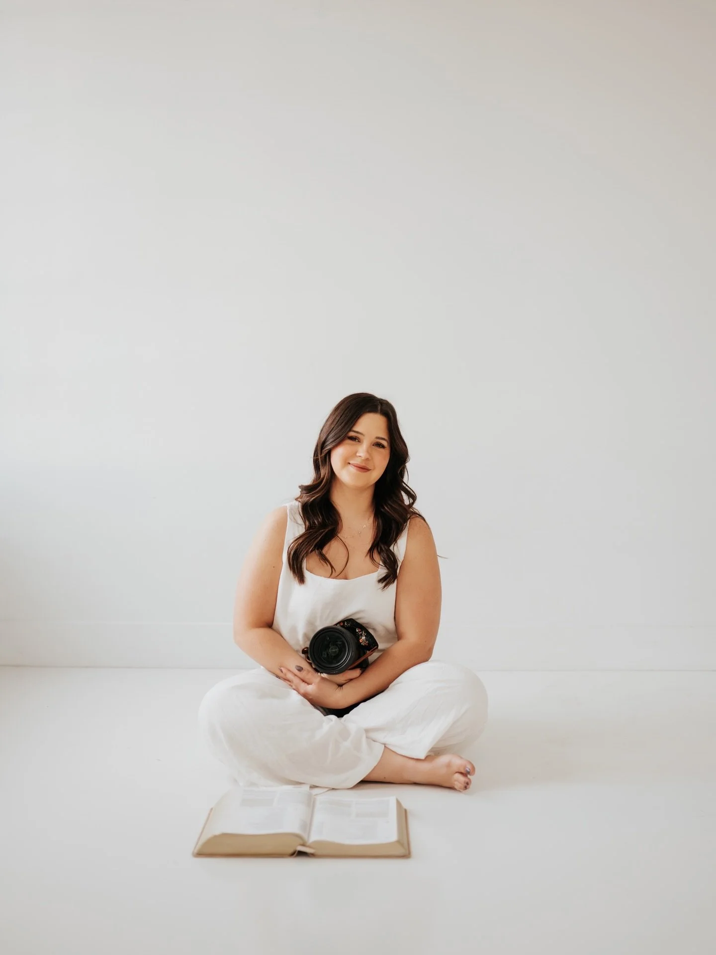 Hi, I&rsquo;m Lindsey! 🤍
Follower of Jesus, mama to three beautiful babies and a widow&mdash;walking this journey one faithful step at a time.
I fell in love with photography at 12 years old when I got my very first camera, never knowing that God wa