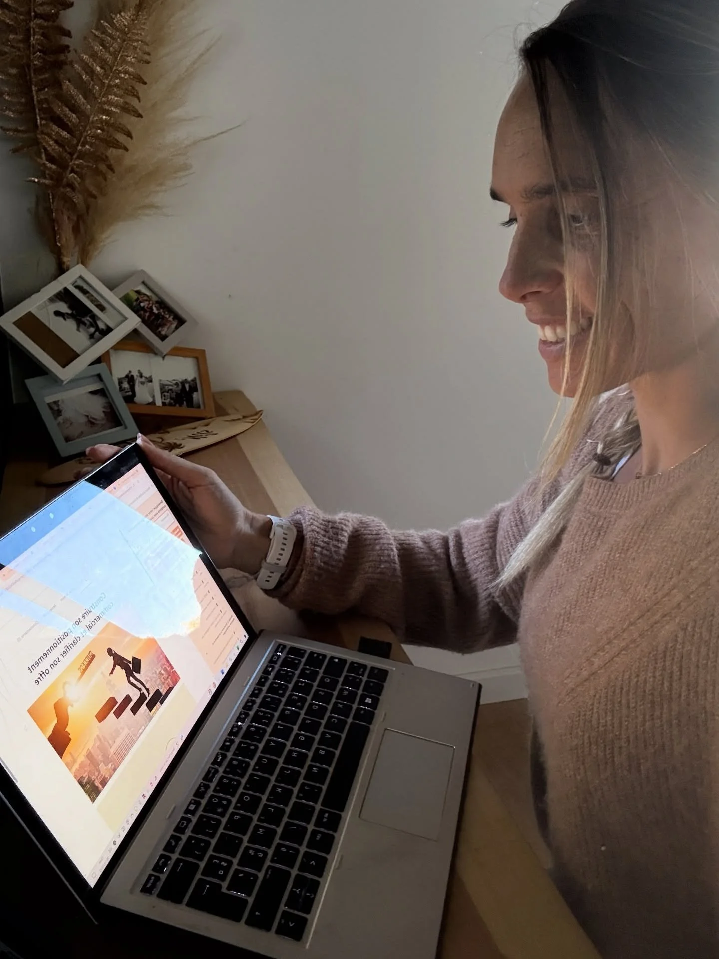 💬 Ce matin, j&rsquo;ai eu une de ces s&eacute;ances que j&rsquo;adore&hellip;
Celle o&ugrave; on rentre dans l&rsquo;histoire du business du client.
 O&ugrave; on ne parle pas encore de chiffres, ni de prospection, mais d&rsquo;&acirc;me.
Je lui ai 