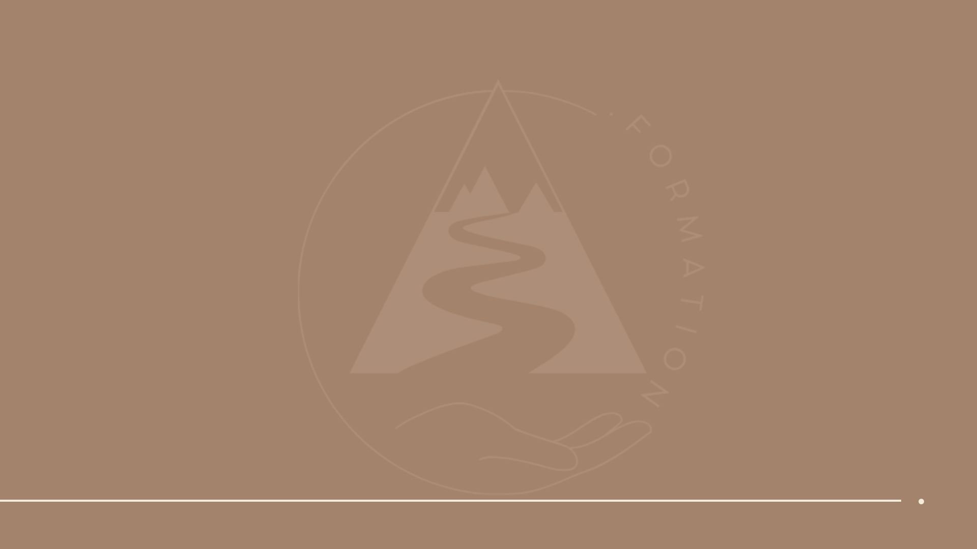 Logo bordeaux avec un triangle, une rivière et deux montagnes, entouré d'un cercle et d'une main stylisée, avec le texte 'Formations'.