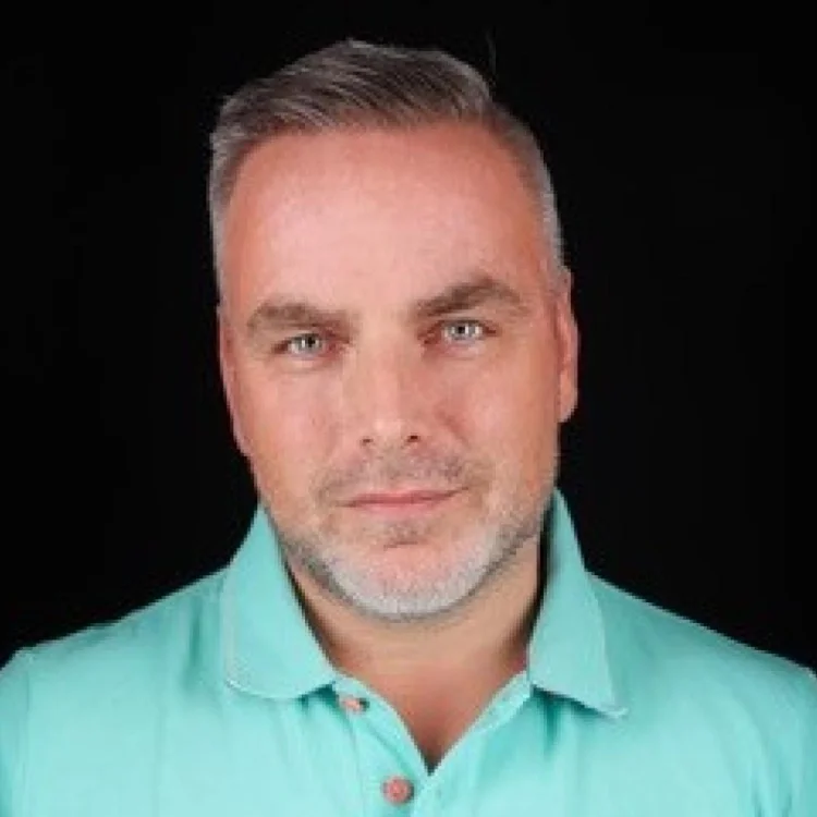 Jeroen Post, DJ van 90’s Unlimited, portretfoto voor officiële bio en persmateriaal