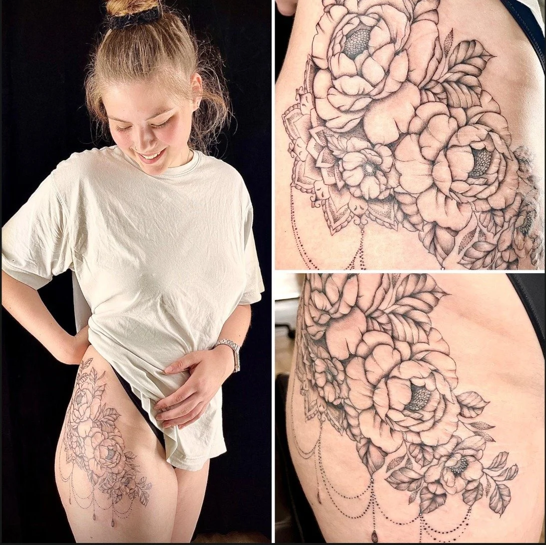 Junge Frau mit tätowierten Blumen am Oberschenkel