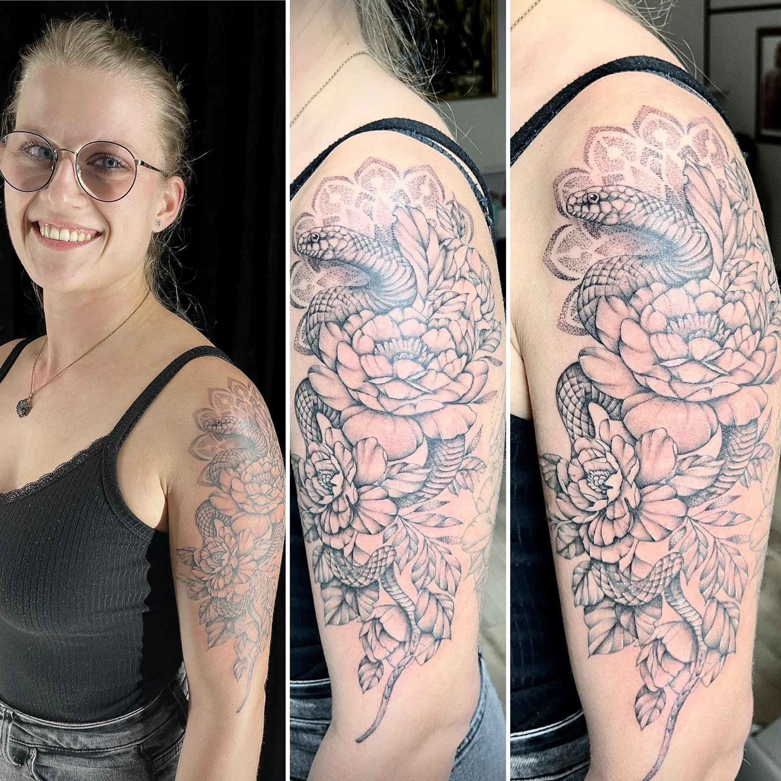 Eine junge Frau mit Brille und dunklem Top zeigt ein großes Tattoo auf ihrem linken Oberarm. Das Tattoo besteht aus einer Schlange, die von Blumen, wahrscheinlich Pfingstrosen, umgeben ist.