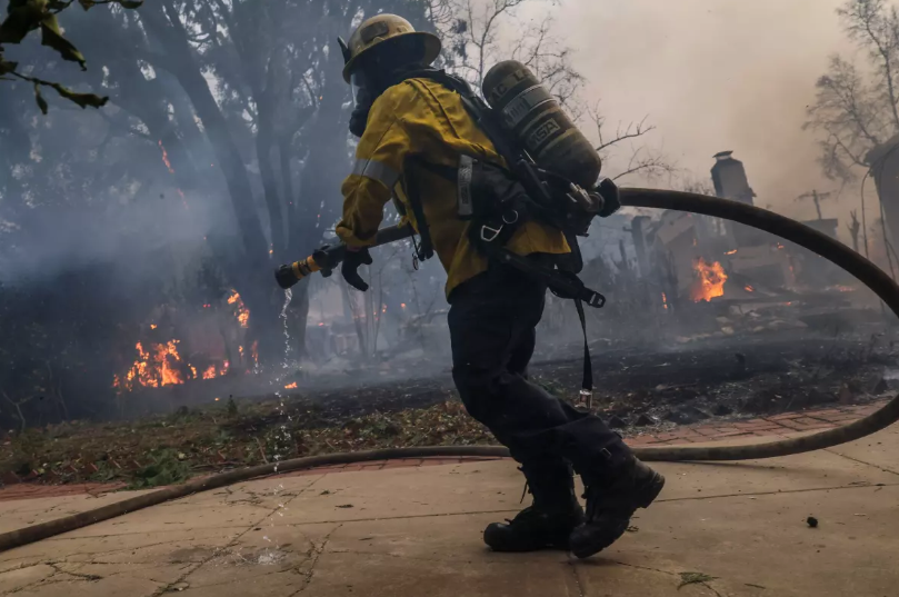 Firefighters urged mass Altadena evacuations. It took three hours for command center to act