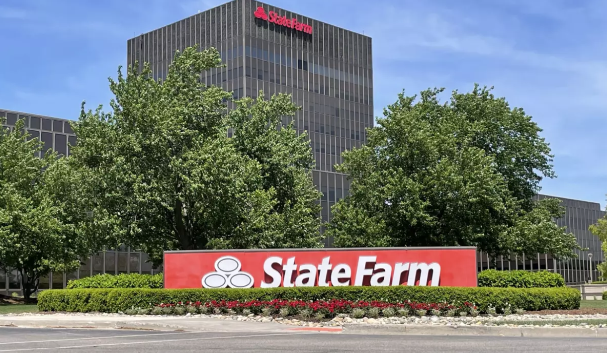 Trump administration backs wildfire victims suing State Farm