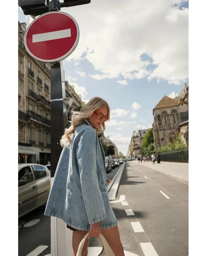 This blazer just dropped and it&rsquo;s already stealing hearts! 😍✨ 

Meet the Blazer Waverly - Denim Vintage, your new go-to piece for effortless cool. This vintage-inspired gem wraps you in comfort while adding a stylish edge to any outfit, whethe