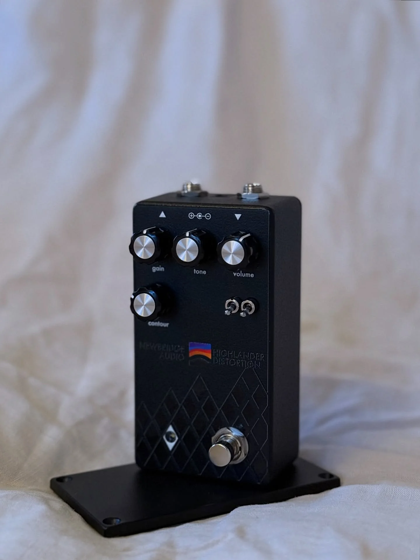 Proudly presenting the Highlander Distortion! 

Lots of work went into this one! Tell your friends! 

-
 
 
#newbridgeaudio #highlander #distortionpedal #pedalboard #npd #newpedalday #overdrivepedal @worship.pedalboards @pedaloftheday #pedaloftheday 