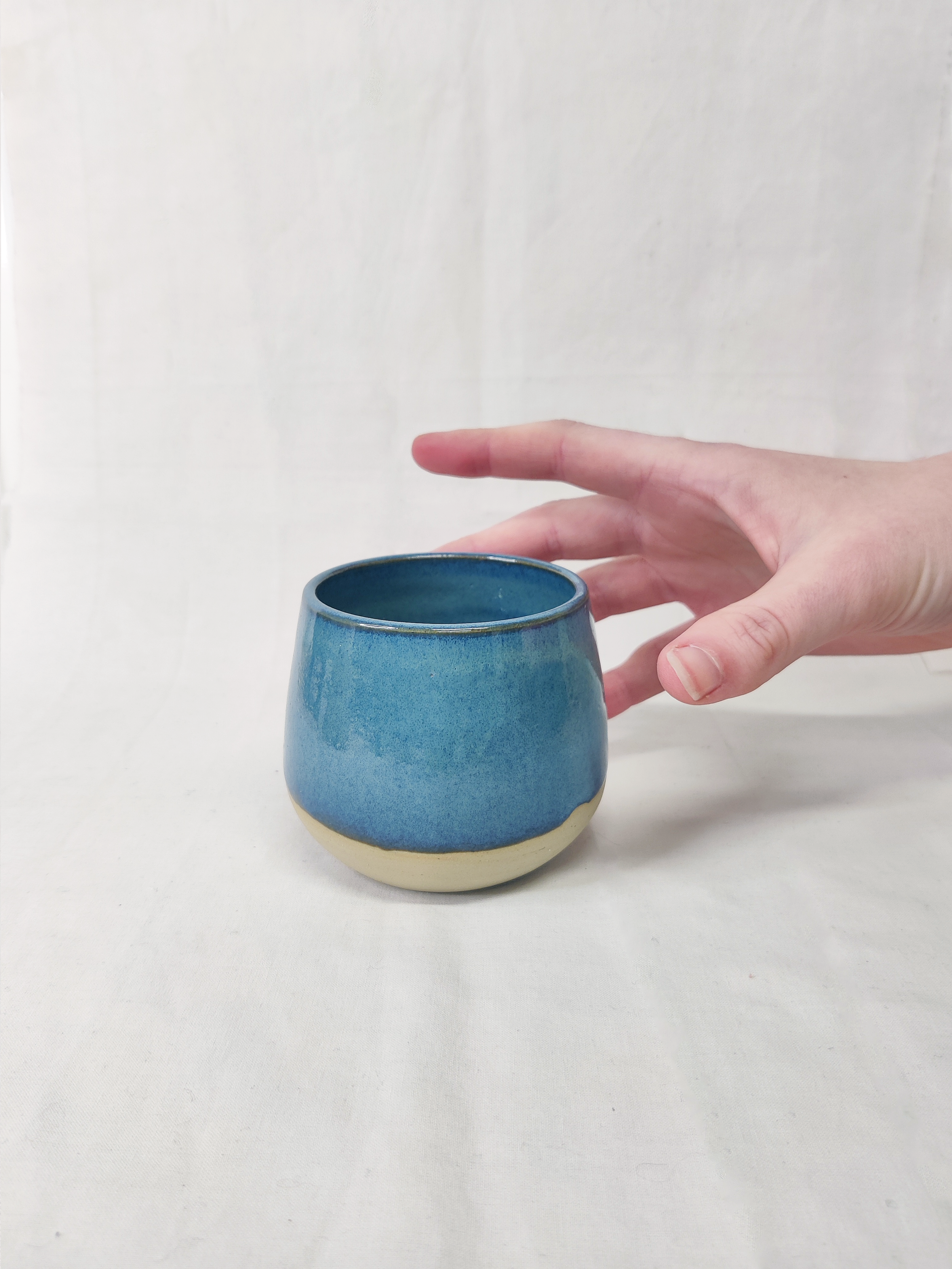 tasse bleue main.png