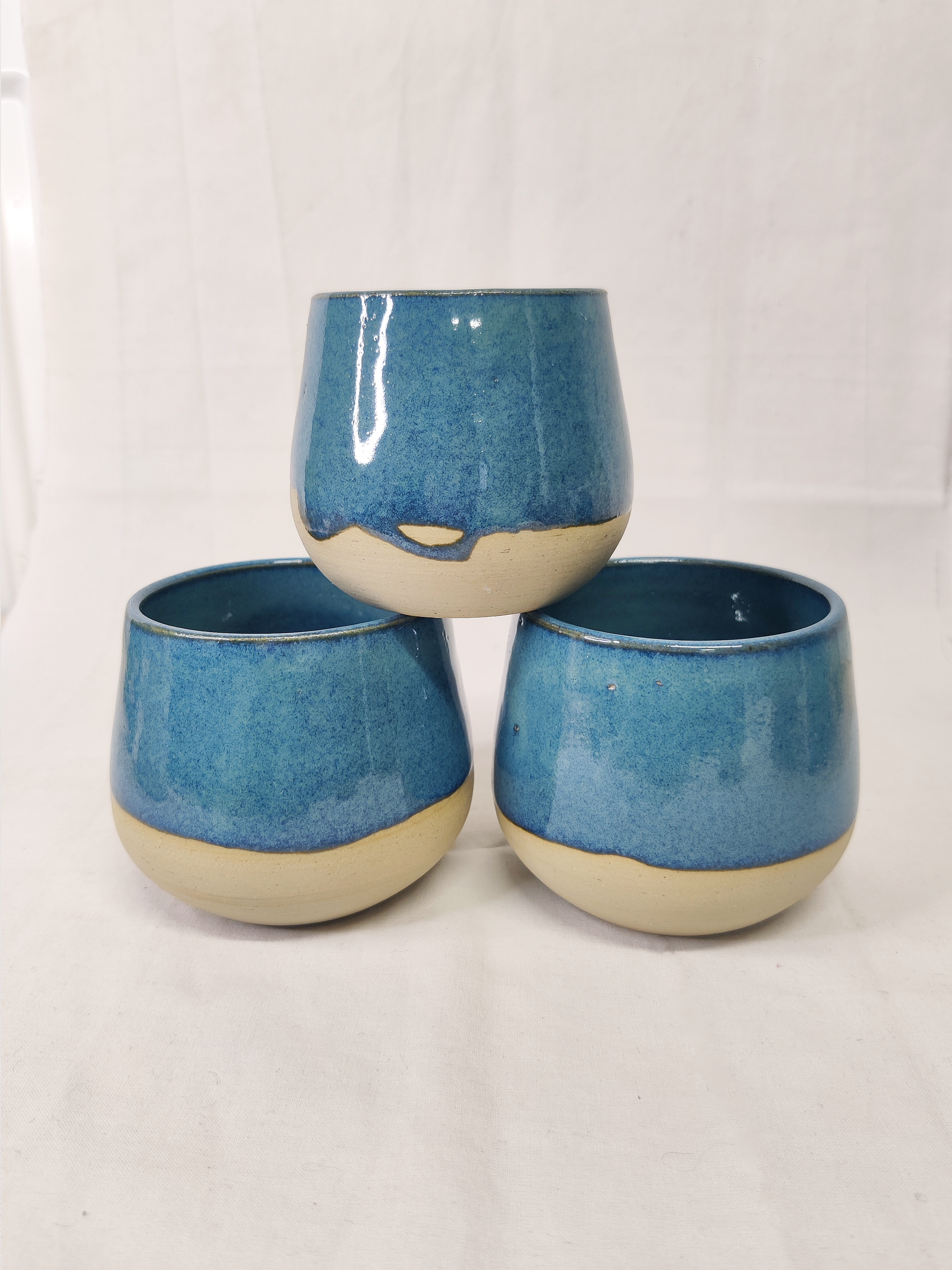 tasse bleue empilees.png